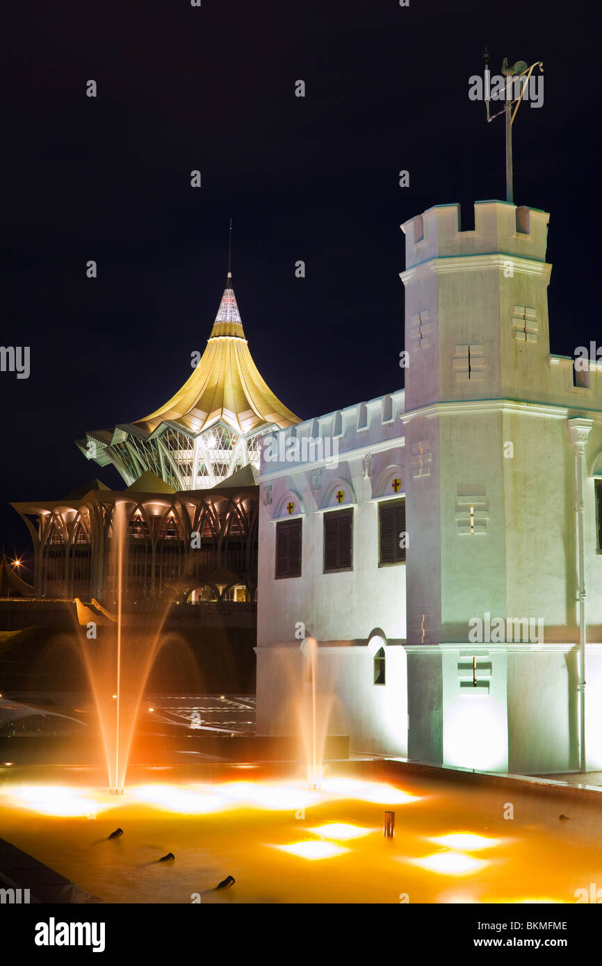 Der Turm mit dem State Legislative Assembly Building im Hintergrund. Kuching, Sarawak, Borneo, Malaysia. Stockfoto