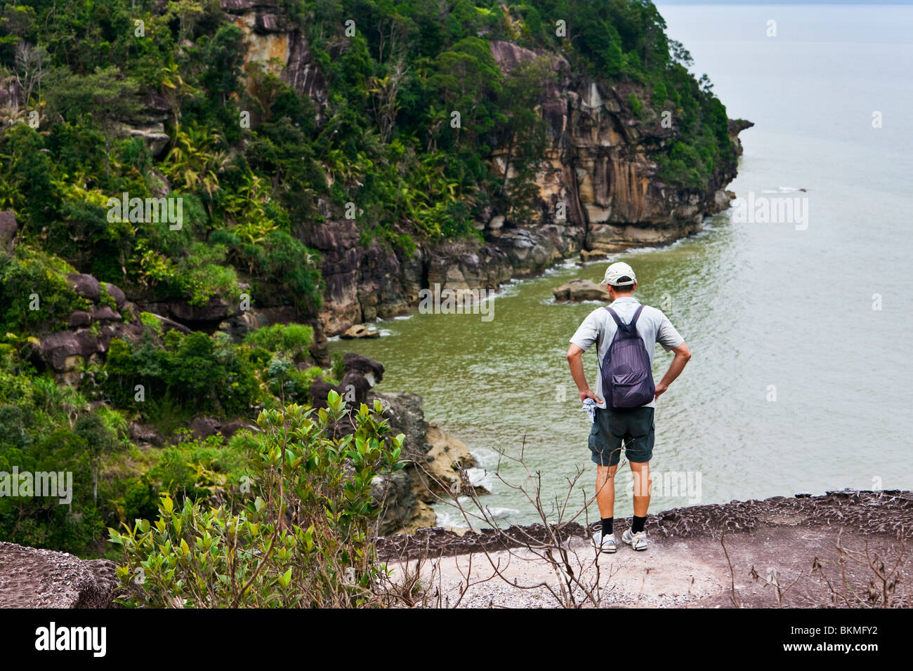 Wanderer, Blick auf Teluk Pandan Kecil (Little Pandan Bay) im Bako Nationalpark. Kuching, Sarawak, Borneo, Malaysia. Stockfoto