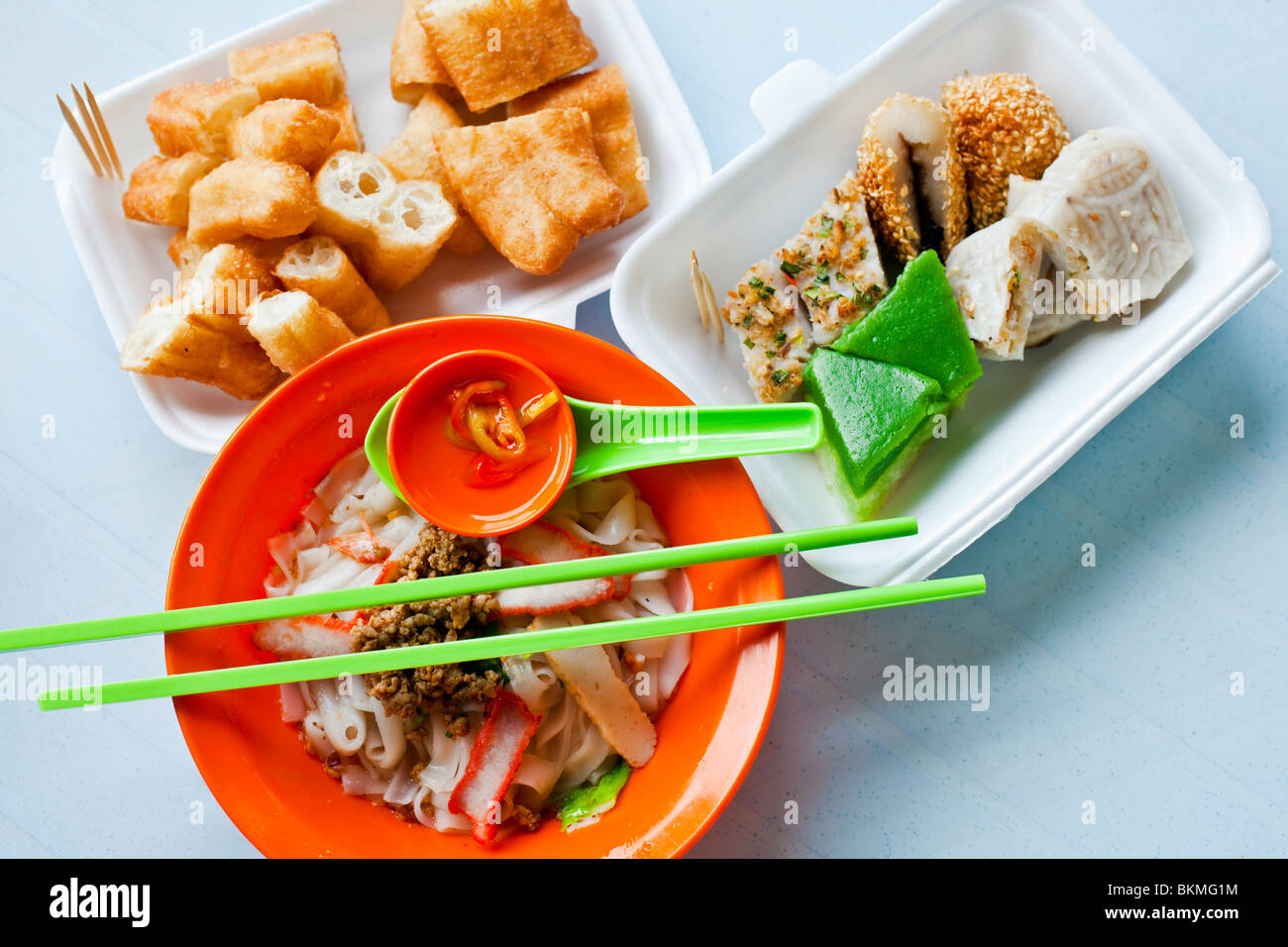 Kway Teow Suppe und einige typische malaysische süßen und herzhaften Snacks.  Kuching, Sarawak, Borneo, Malaysia. Stockfoto
