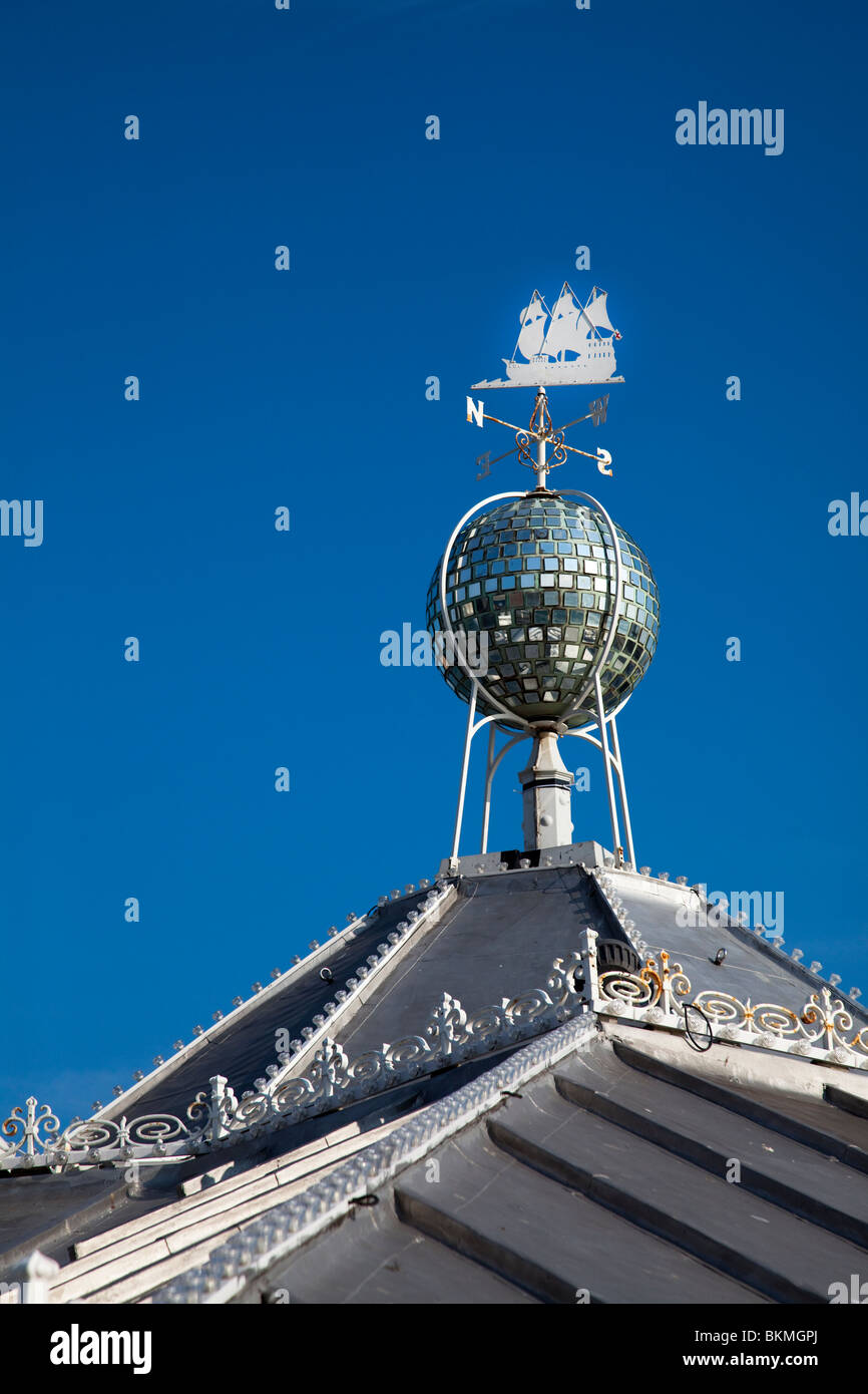 Wetterfahne auf Dach des Pier von Brighton England UK Stockfoto