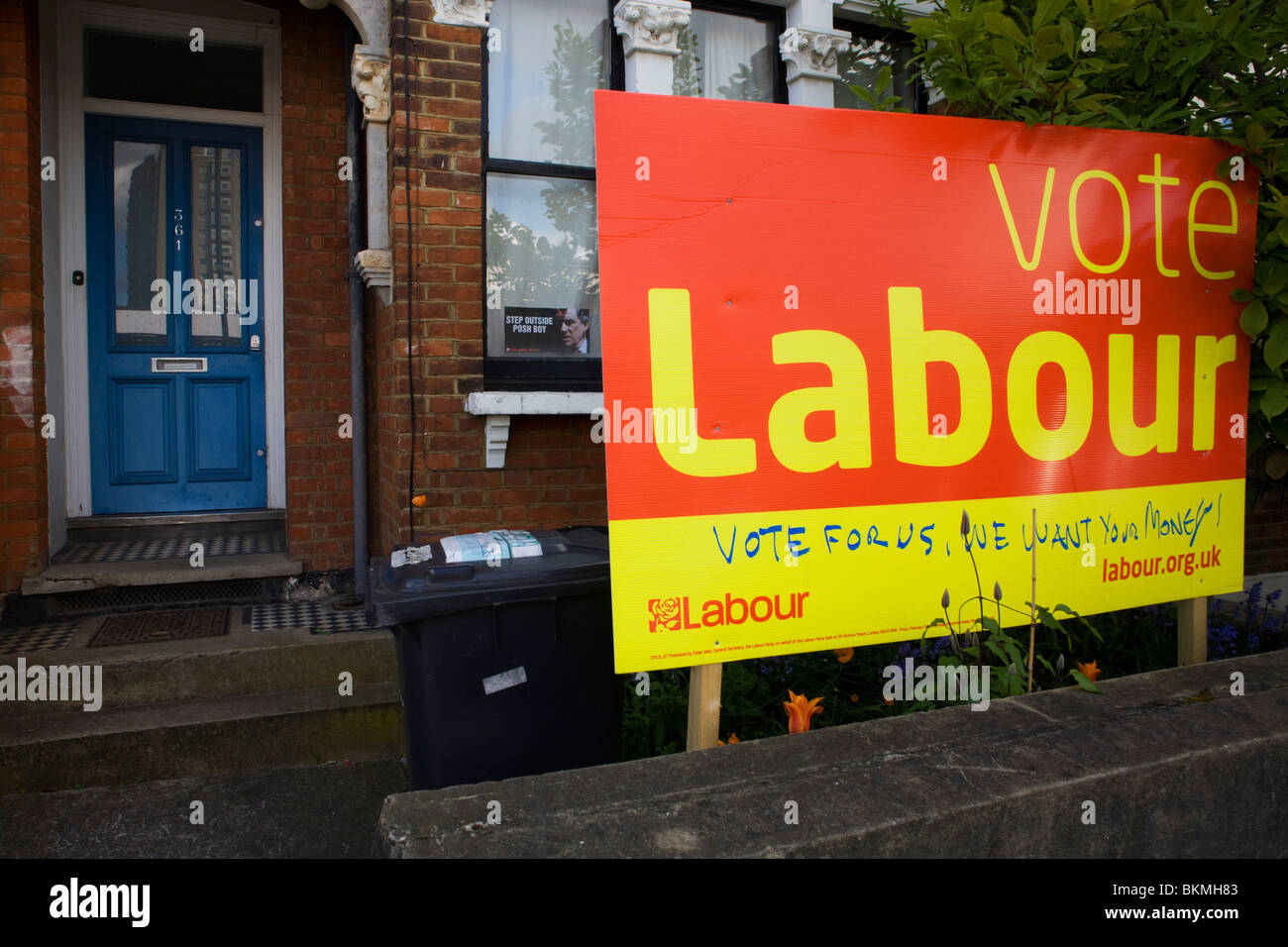 Verunstaltete Labour Party Poster erscheint in einem Vorgarten in Herne Hill, South London. Sitz des Tessa Jowell MP. Stockfoto