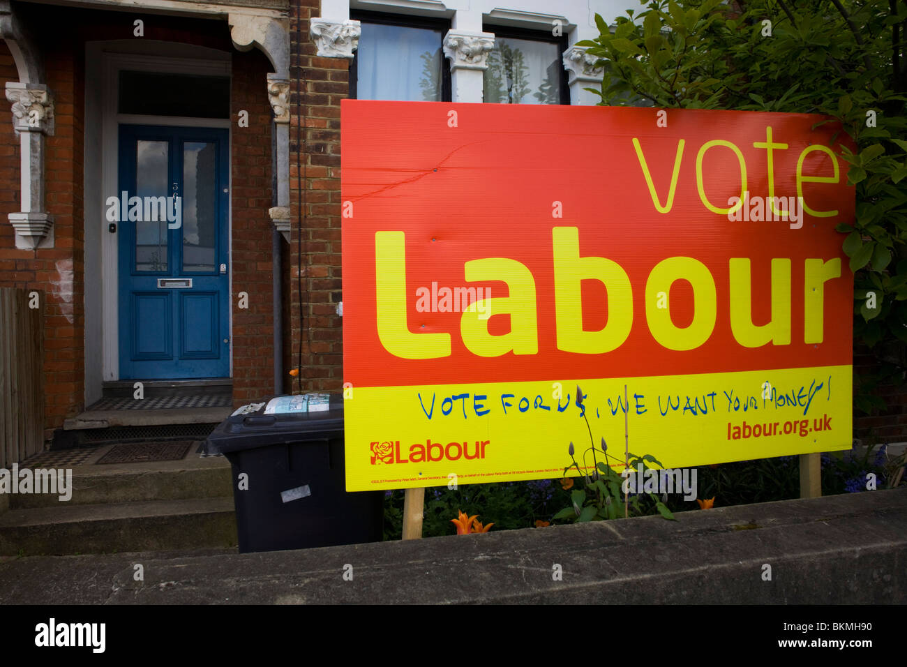 Verunstaltete Labour Party Poster erscheint in einem Vorgarten in Herne Hill, South London. Sitz des Tessa Jowell MP. Stockfoto