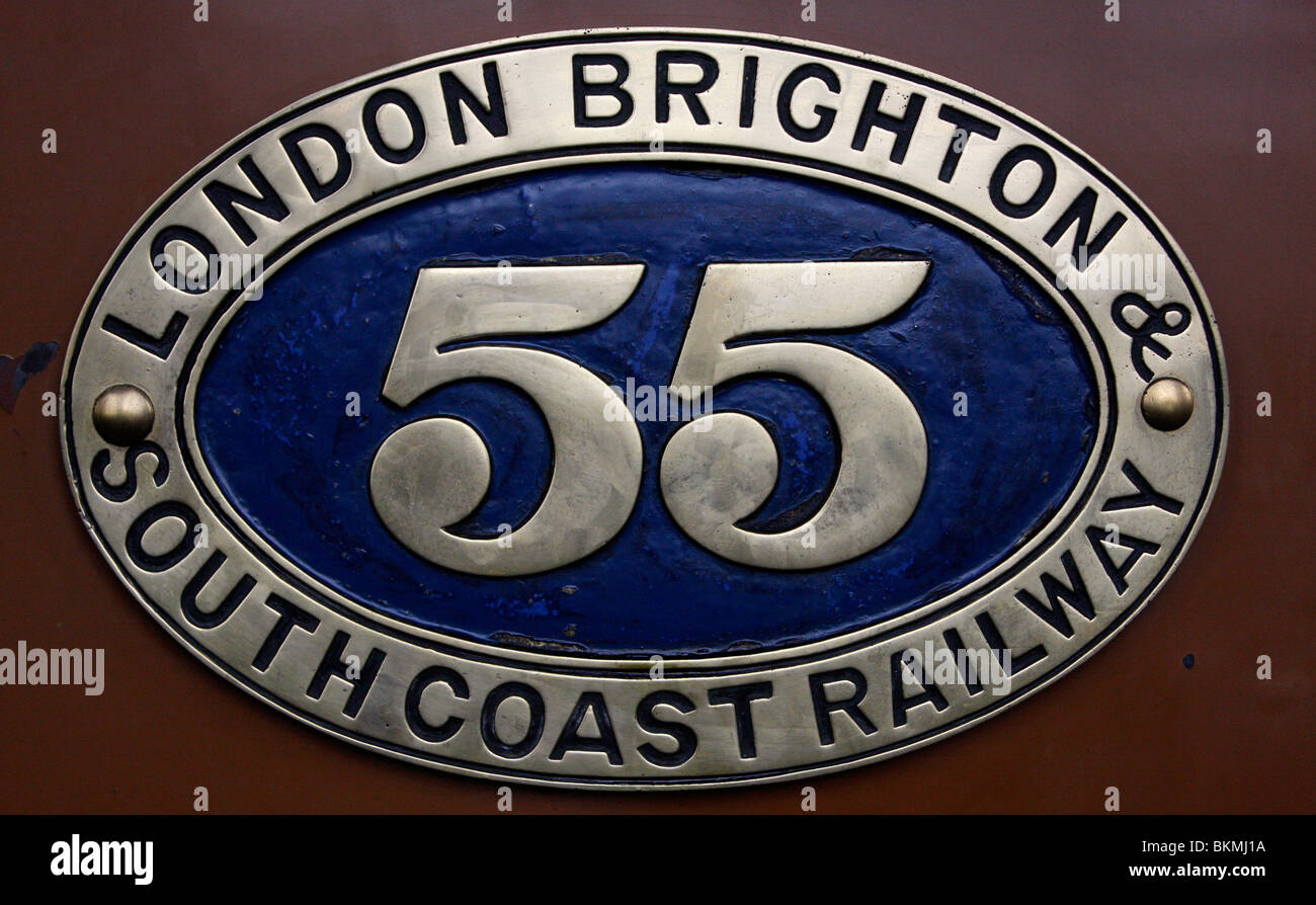 Nr. 55-Platte an der Seite einer Dampfmaschine genannt Stepney an der Bluebell Railway in Sussex Stockfoto