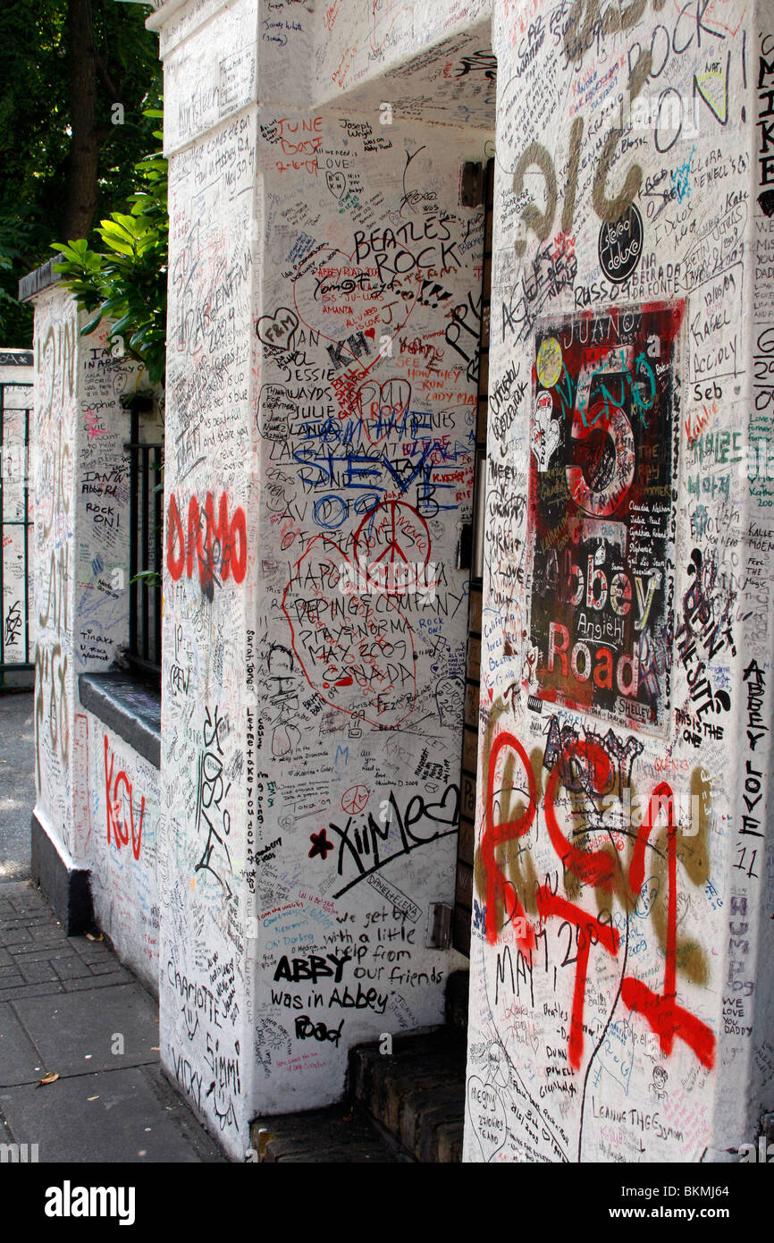 Graffiti an den Wänden von den berühmten Abbey Road Studios in London St Johns Wood Stockfoto