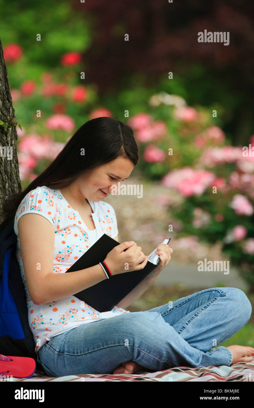 Ein junges Mädchen ein Buch unter einem Baum Stockfoto