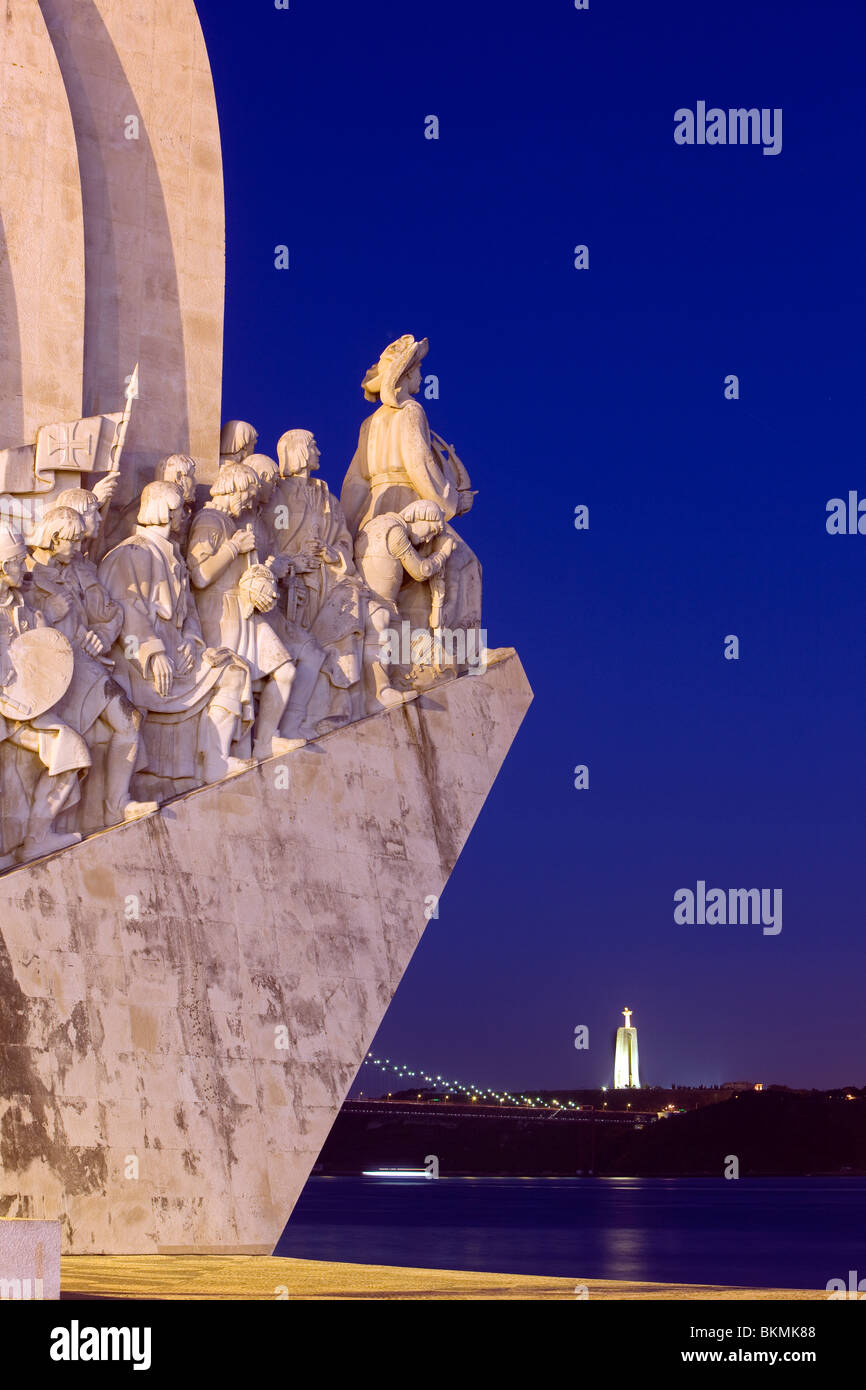 Denkmal der Entdeckungen und das Denkmal zu Christus in der Ferne in der Dämmerung, Lissabon, Portugal Stockfoto