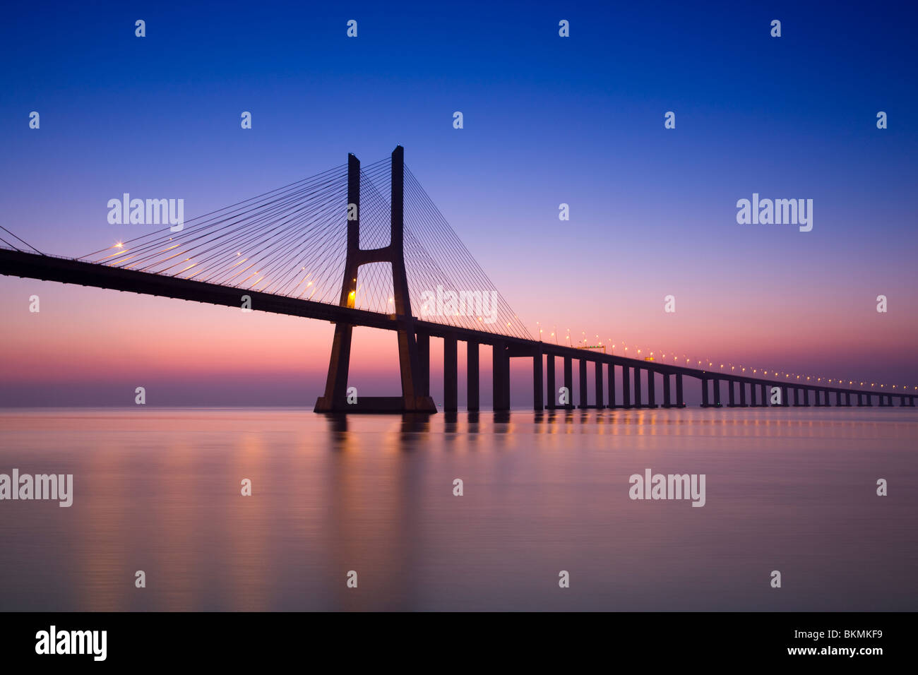 Vasco Da Gama Hängebrücke in der Morgendämmerung, Lissabon, Portugal Stockfoto