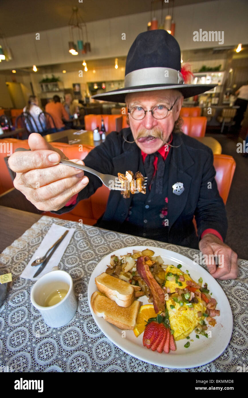 Mann verkleidet als Stadtmarschall 1800 s "Hangtown Fry," eine herzhafte Mahlzeit, die von der Mitte der 1800er der Goldrausch in Kalifornien stammende frisst Stockfoto