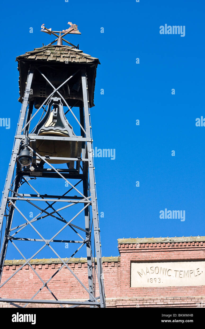 Historische alte Glockenturm steht vor Masonic Temple Lodge entlang der Hauptstraße von Placerville, Kalifornien, USA. Stockfoto