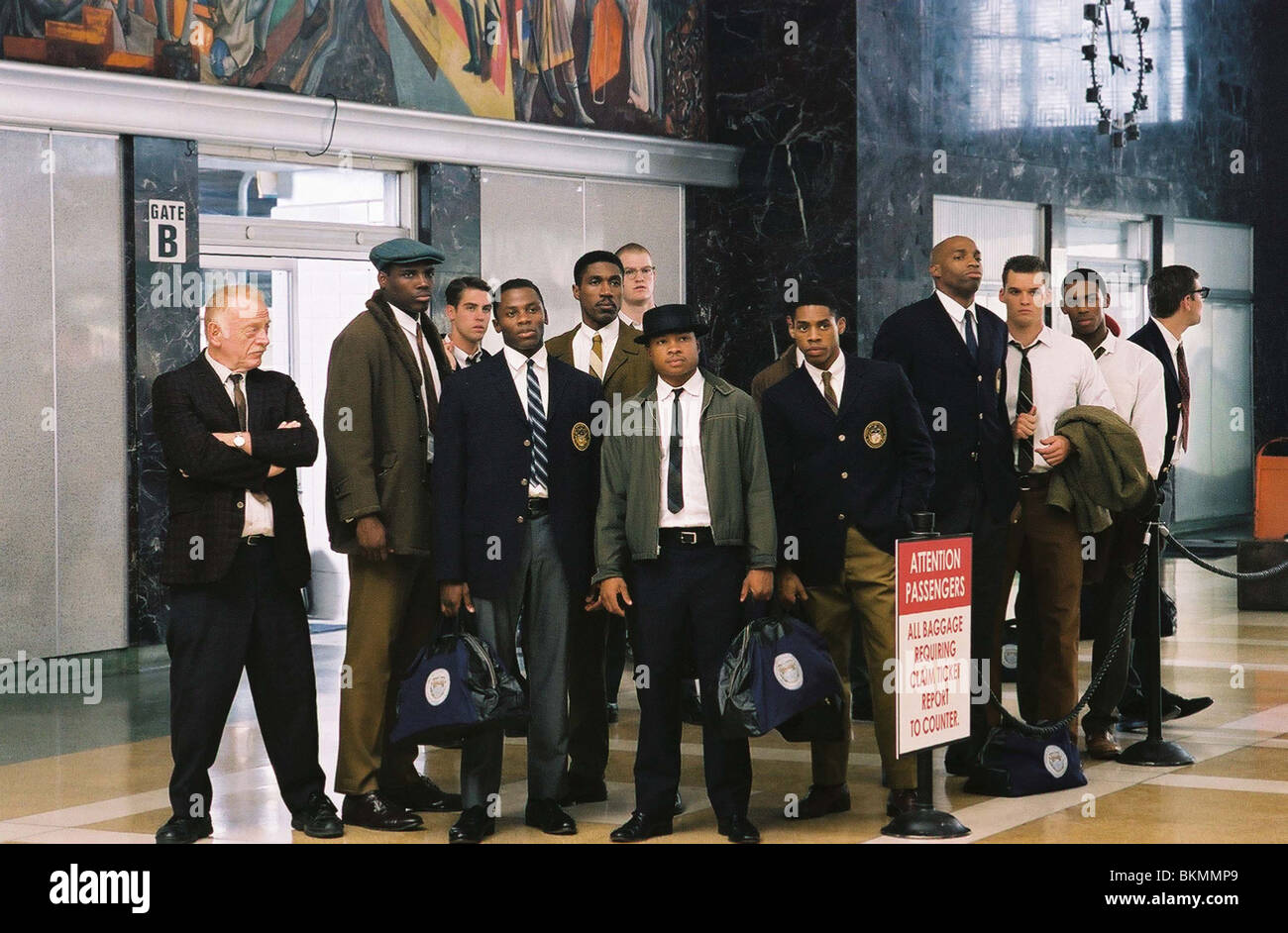 GLORY ROAD (2005) CREDIT DISNEY ROTE WEST, DAMAINE RADCLIFF, MITCH EAKINS, DEREK LUKE, AL SHEARER, JAMES OLIVARD, SAM JONES, Stockfoto