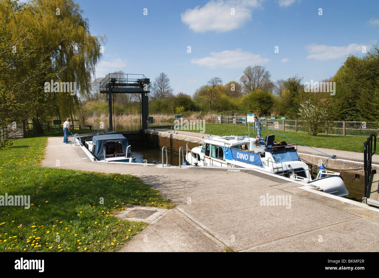 Der Fluss Ouse Boote In "Houghton Lock" in der Nähe von Houghton Dorf In Cambridgeshire, East Anglia, England Vereinigtes Königreich UK Stockfoto