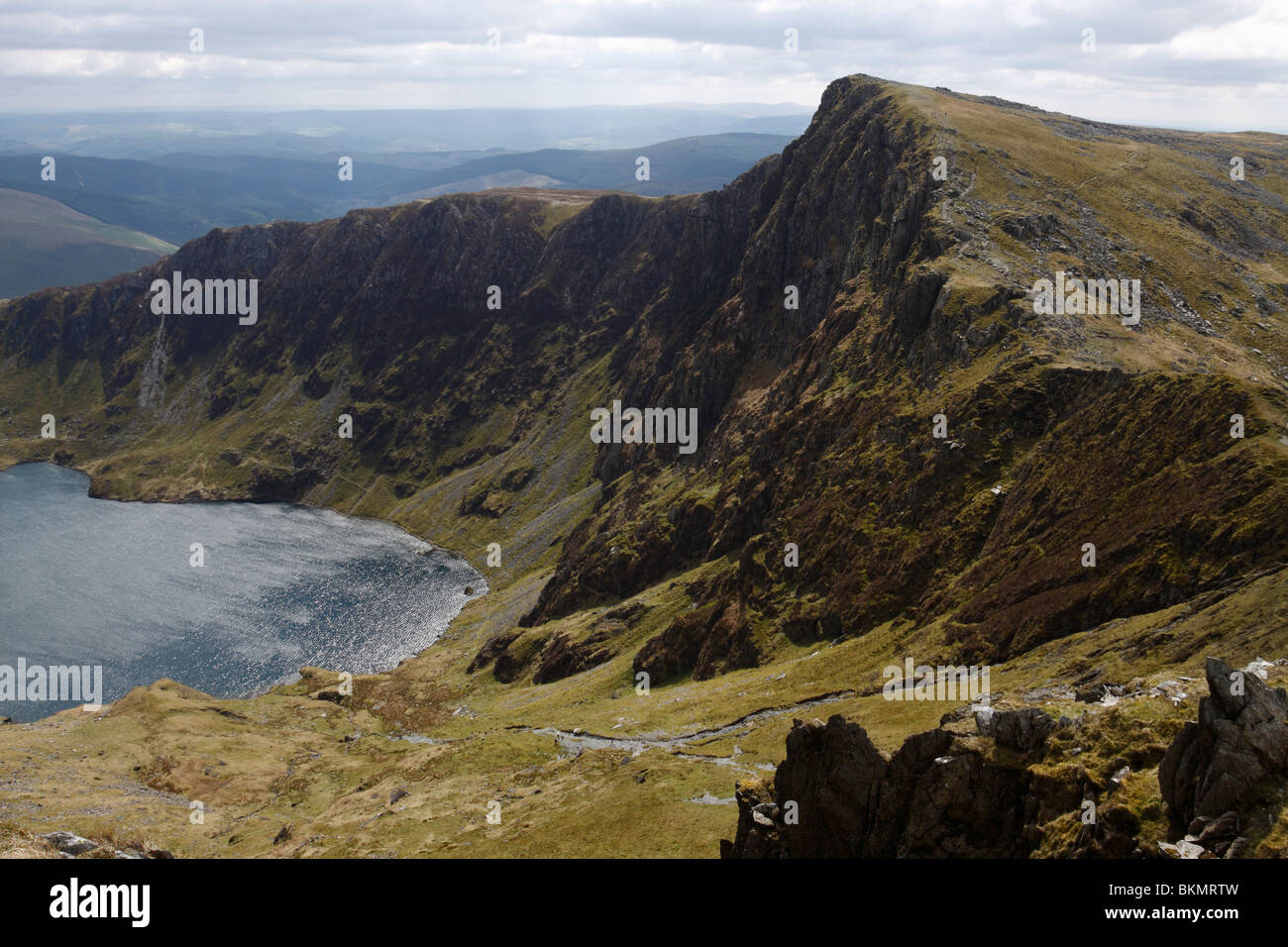 Der See Llyn Cau eingebettet unterhalb der großen Klippen Craig CAU am Berg Cadair Idris in Snowdonia, Nordwales Stockfoto