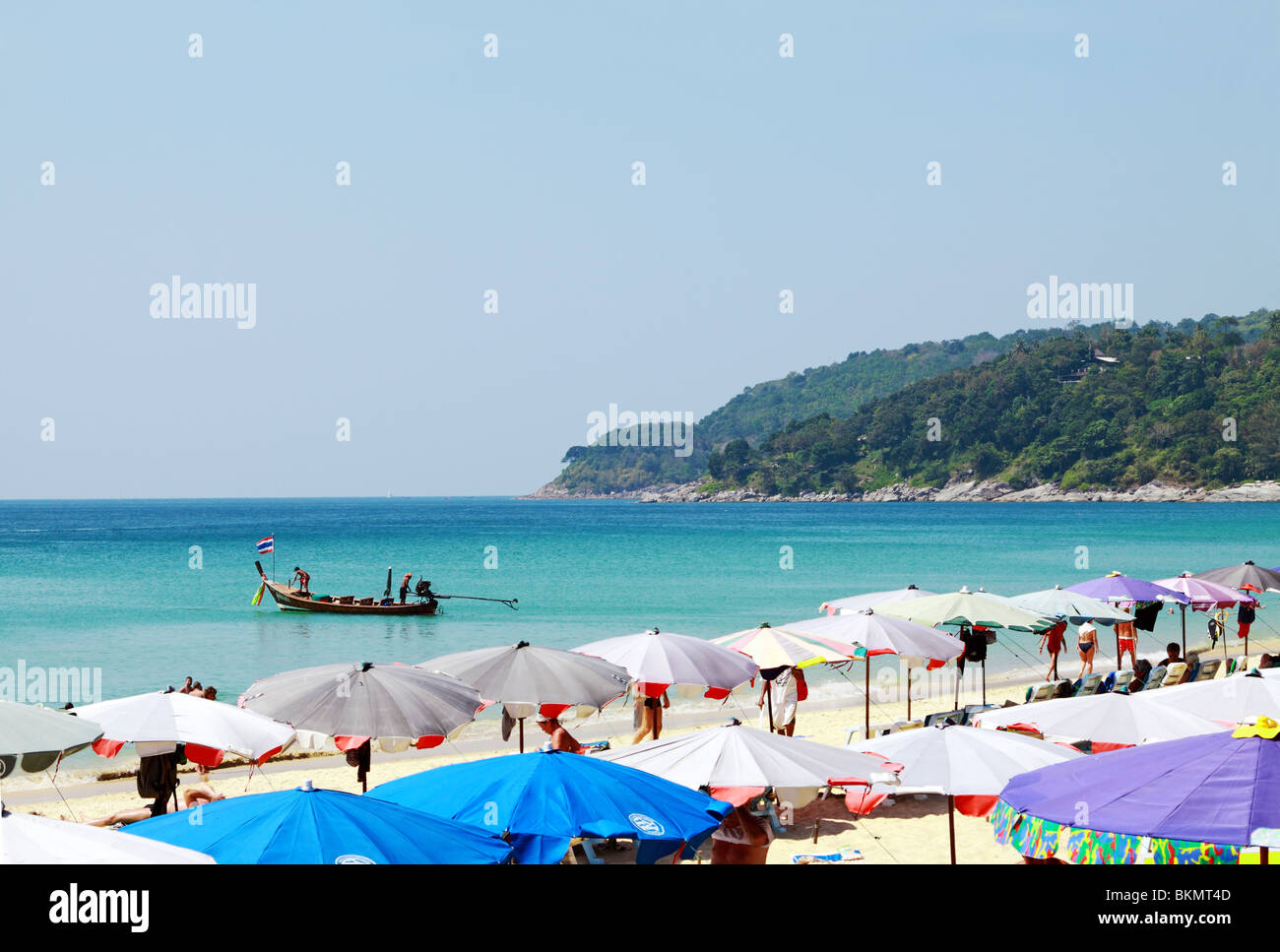 Tourist unter bunten Sonnenschirmen in Karon Beach in Phuket Thailand Urlaub Stockfoto