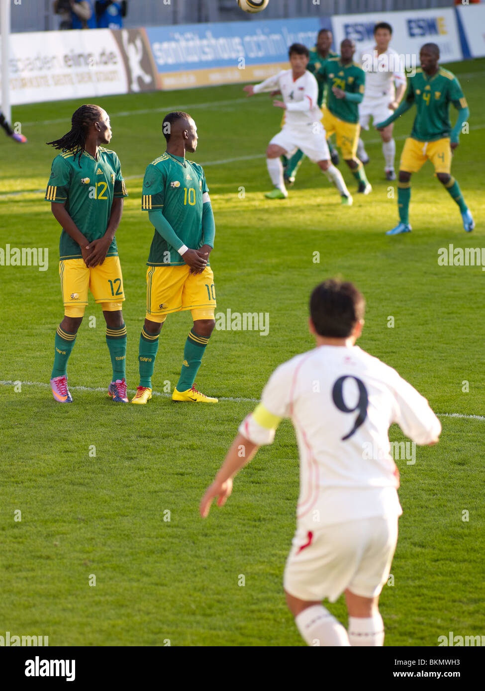 South African National team 2010 testen in einem Spiel gegen die Mannschaft von Nordkorea, 12 Reneilwe Letsholonyane 10 Steven Pienaar Stockfoto