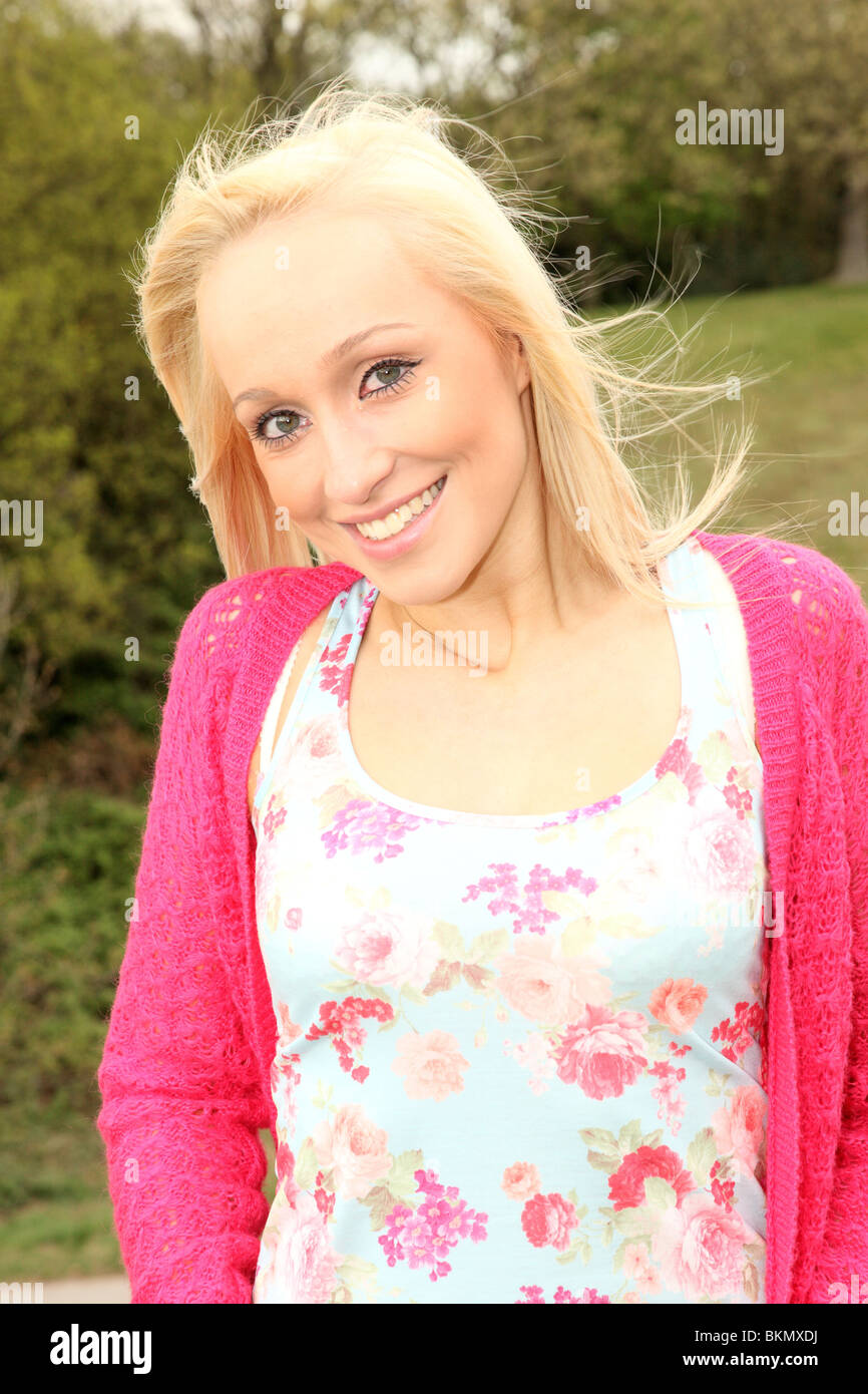Porträt der eine attraktive junge blonde weibliche Suche Kamera Lächeln Stockfoto