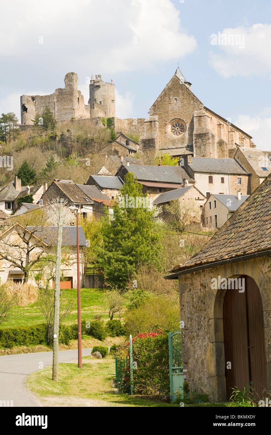 Die Bastide Stadt Najac mit Kirche und Schloss auf einem kegelförmigen Hügel Aveyron Midi-Pyrenäen Frankreich Stockfoto