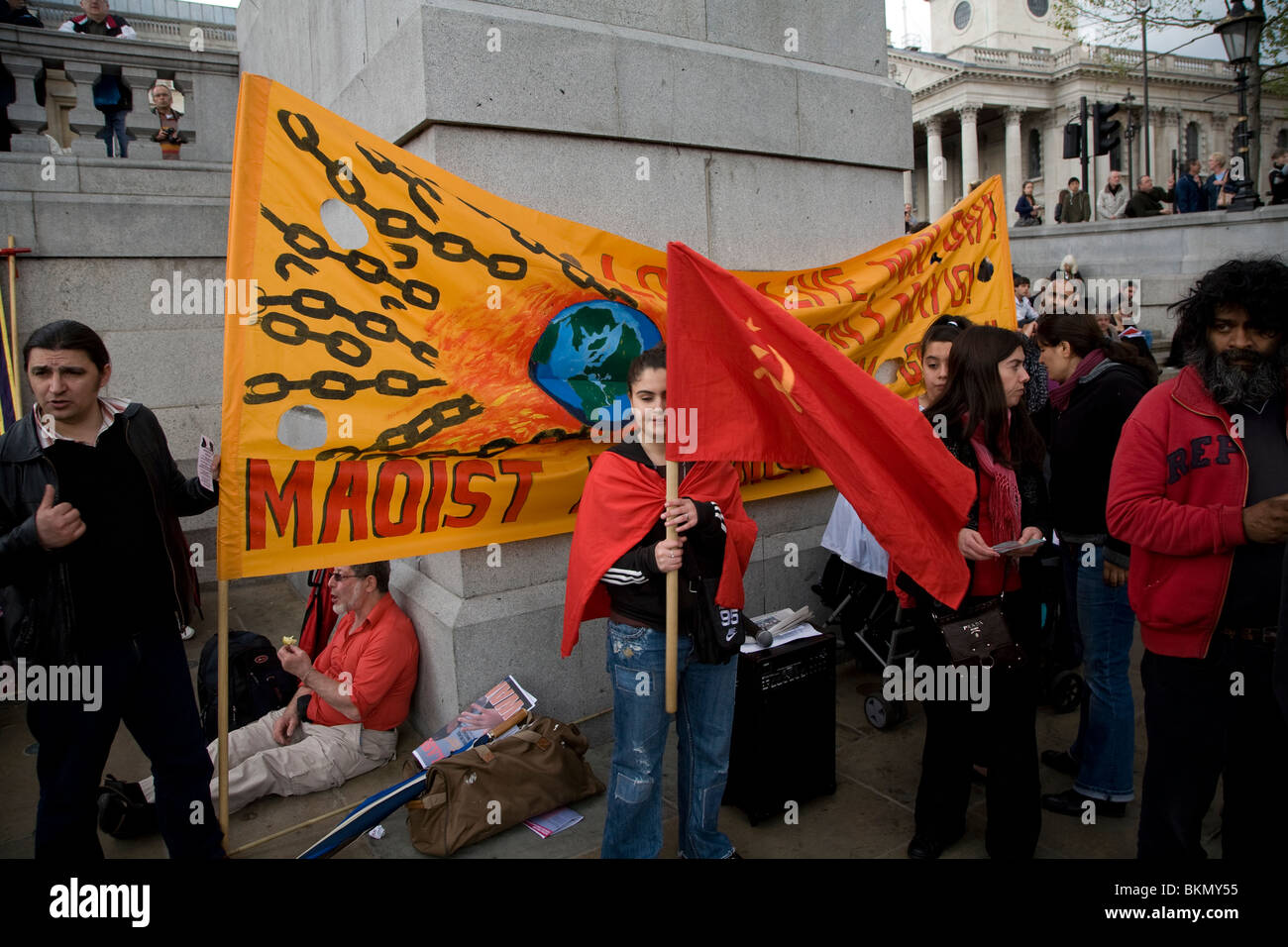 Mai und Kundgebung am Trafalgar Square, 1. Mai 2010 maoistische Gruppe banner Stockfoto