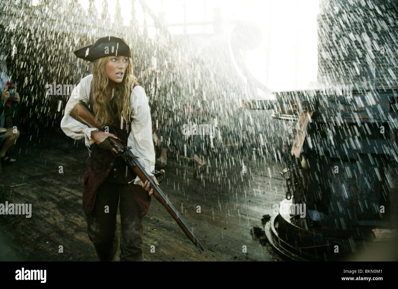 PIRATES OF THE CARIBBEAN: DEAD MAN ES BRUST (2006) KEIRA KNIGHTLEY CREDIT DISNEY PDMC 001-30 Stockfoto