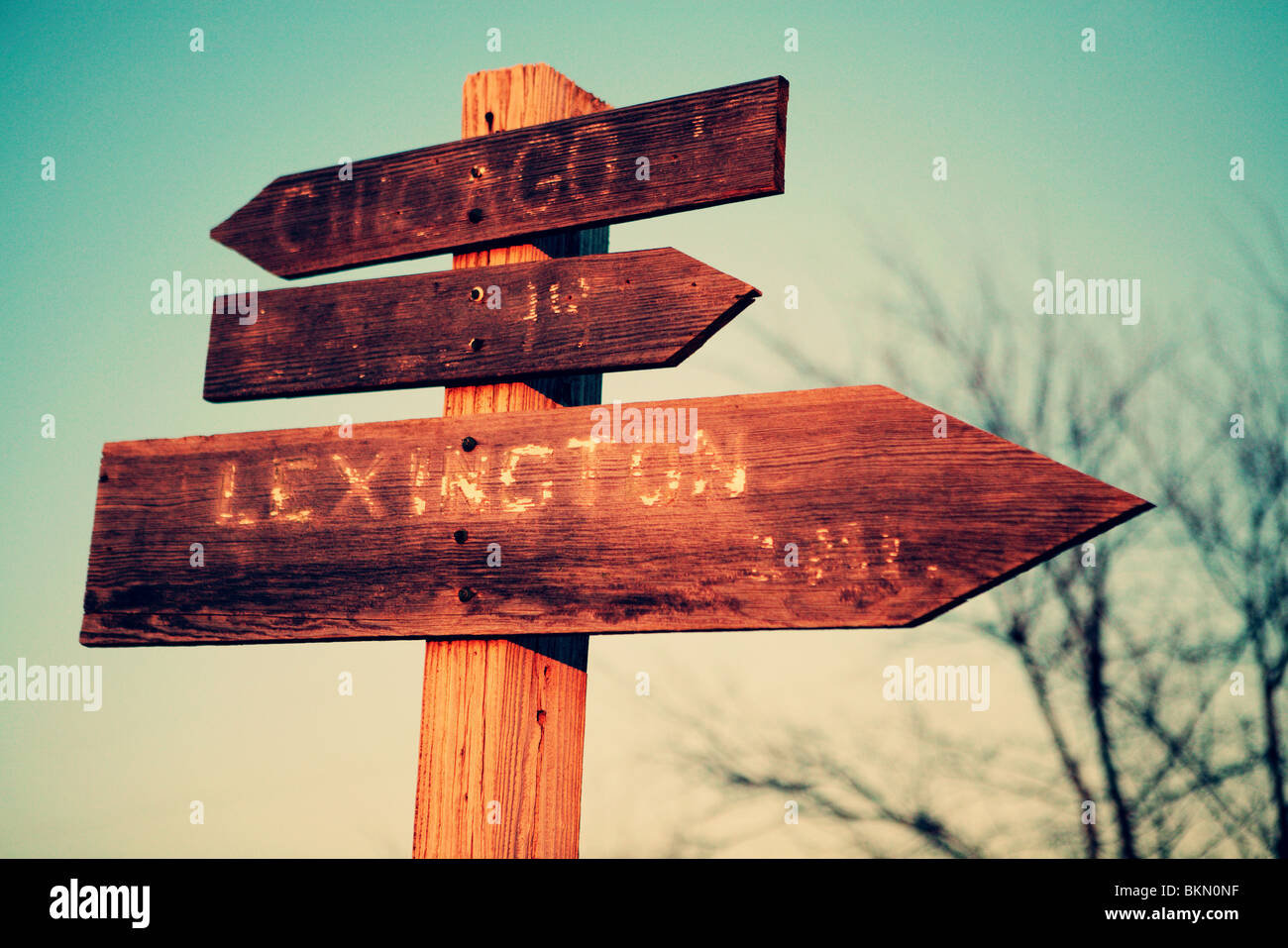 ALTE HÖLZERNE ROUTE 66 ZEICHEN IN LEXINGTON, ILLINOIS, USA ROUTE 66 ABGENUTZT Stockfoto