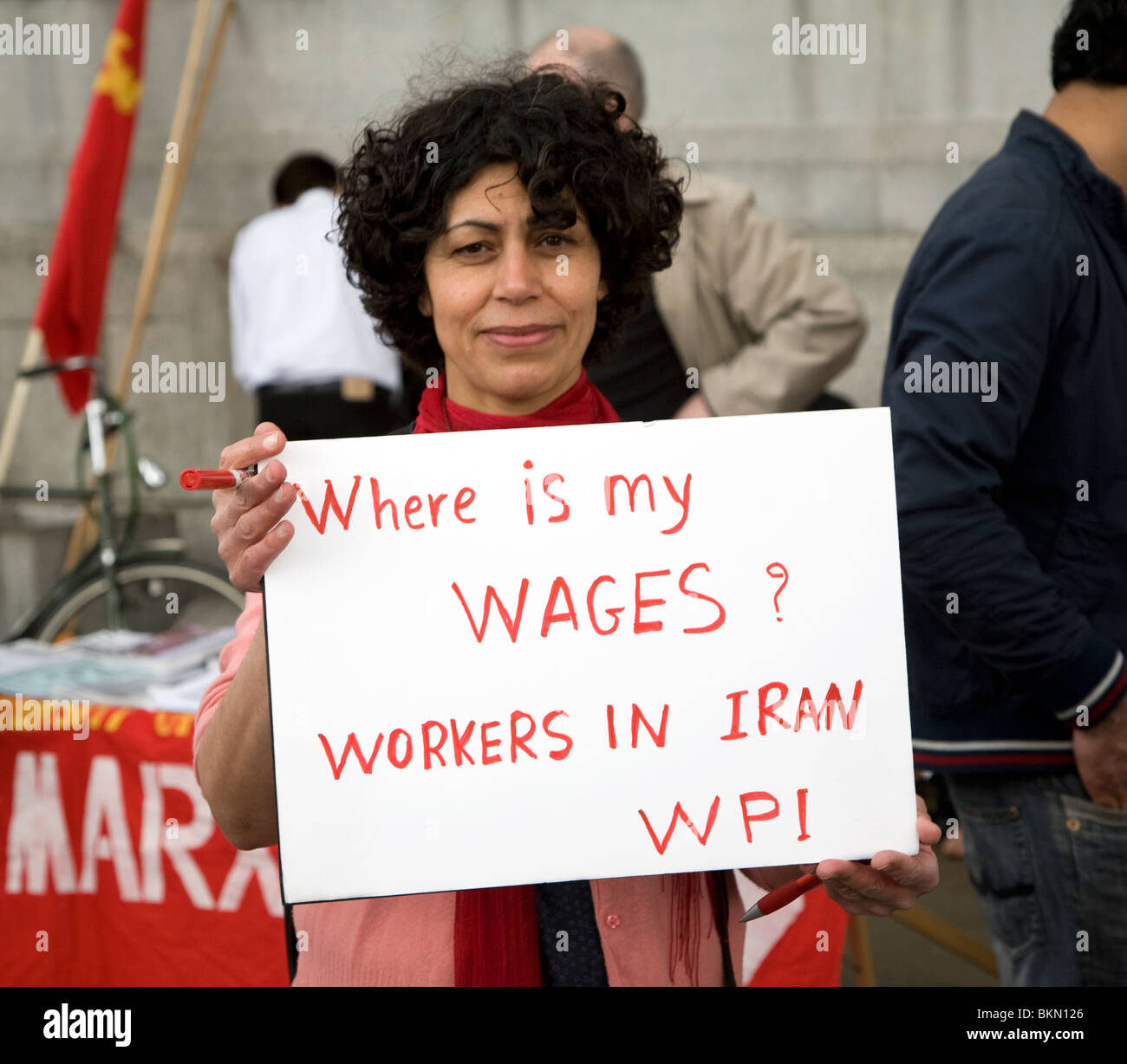 Mai und Kundgebung am Trafalgar Square, Mai 1., 2010-Frau über Löhne im Iran protestieren Stockfoto
