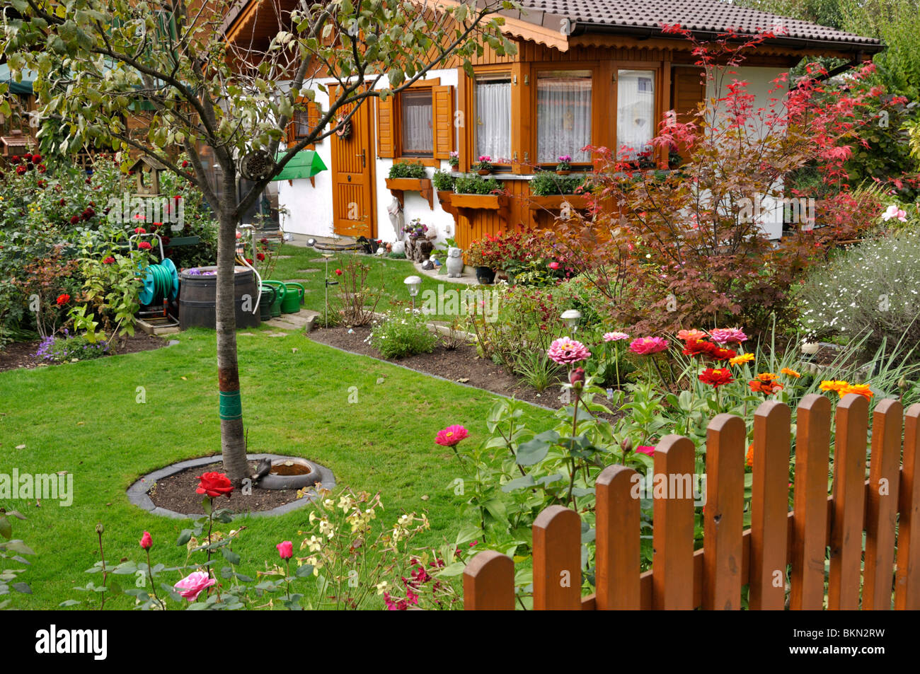 Schrebergarten mit Holz- Haus Stockfoto