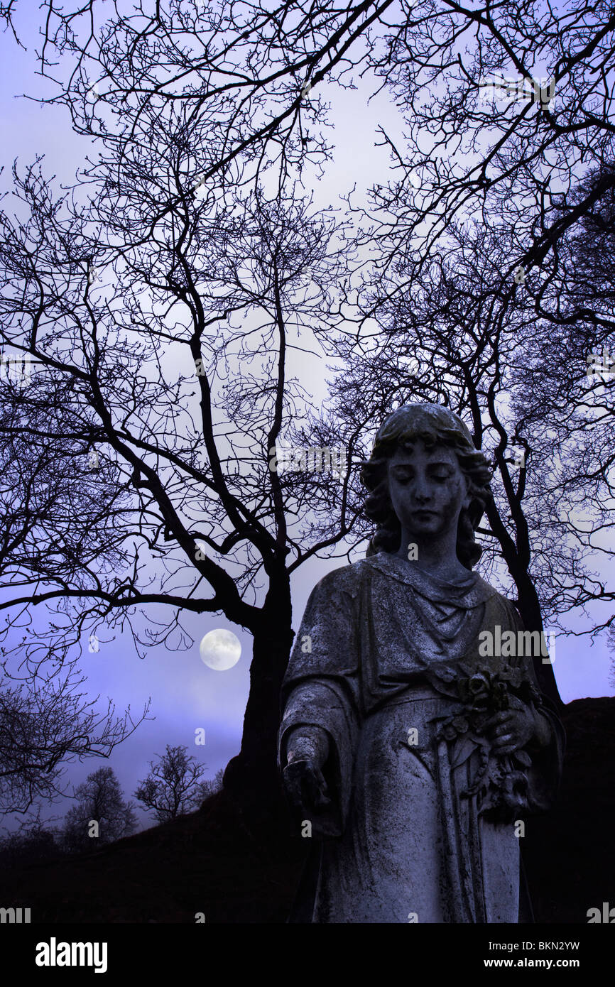 Stone Angel bei Mondschein. Stockfoto