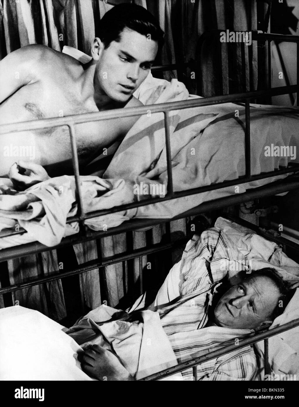 EINHAND (1953) SEEMANN VON DER KÖNIG (ALT) JEFFREY HUNTER, BERNARD LEE SGLH 003 P Stockfoto