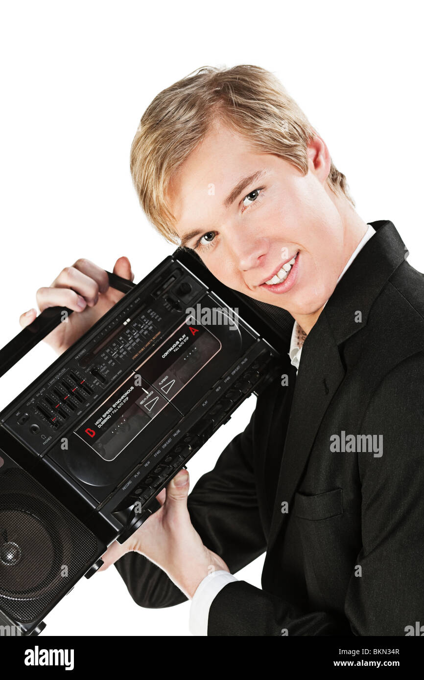 Blonder hübscher lächelnder junger Mann hält Stereo-Player im Stil der 1980er Jahre Stockfoto