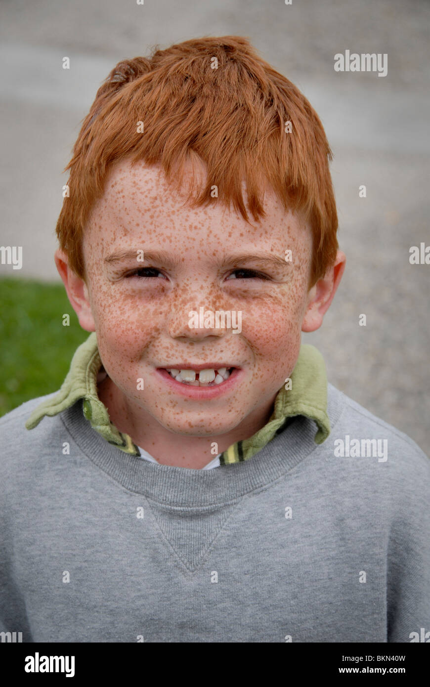 Rote Haare junge mit Sommersprossen Stockfotografie - Alamy