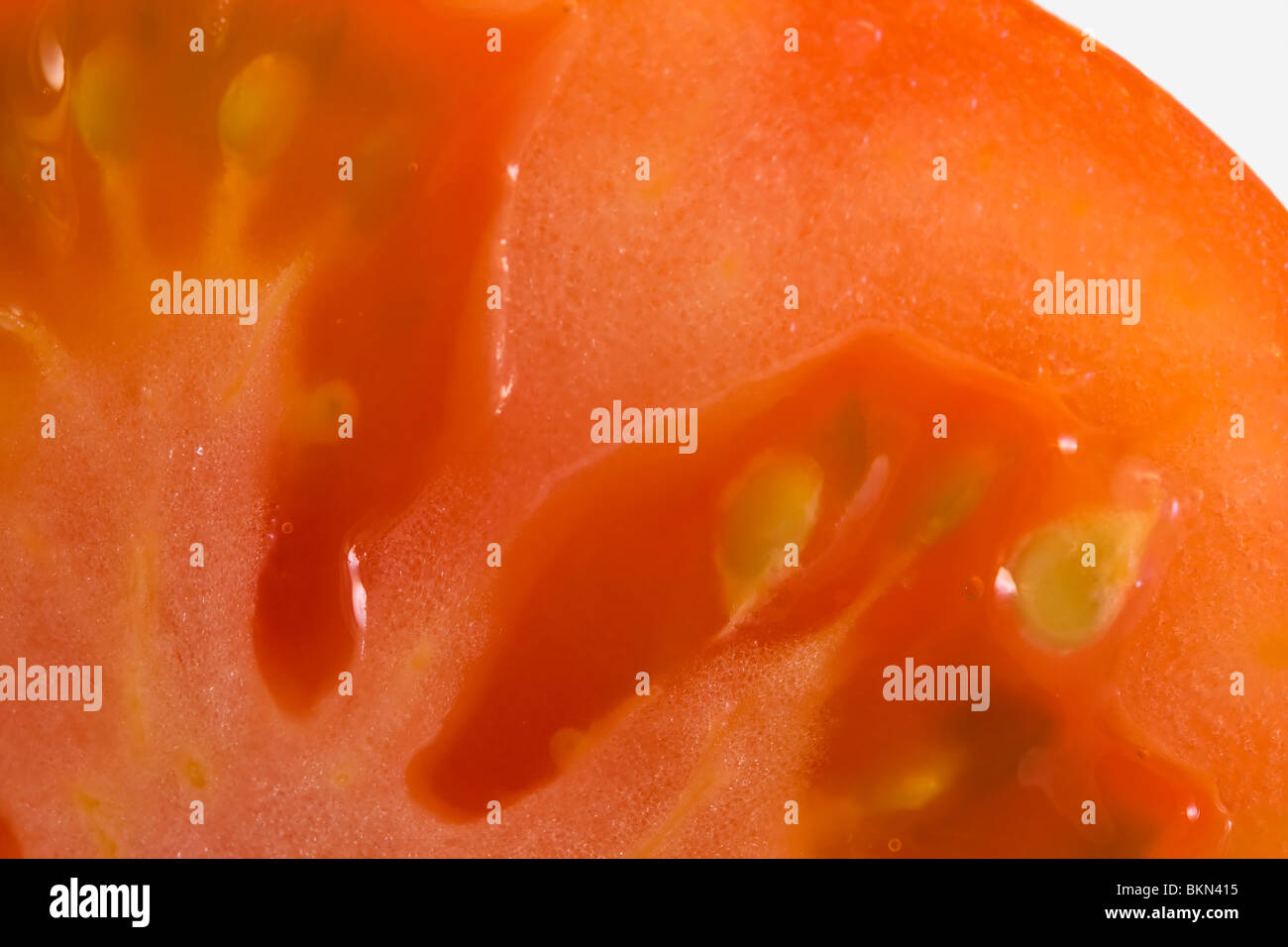 Makroaufnahme einer saftigen roten Tomatenscheiben Stockfoto