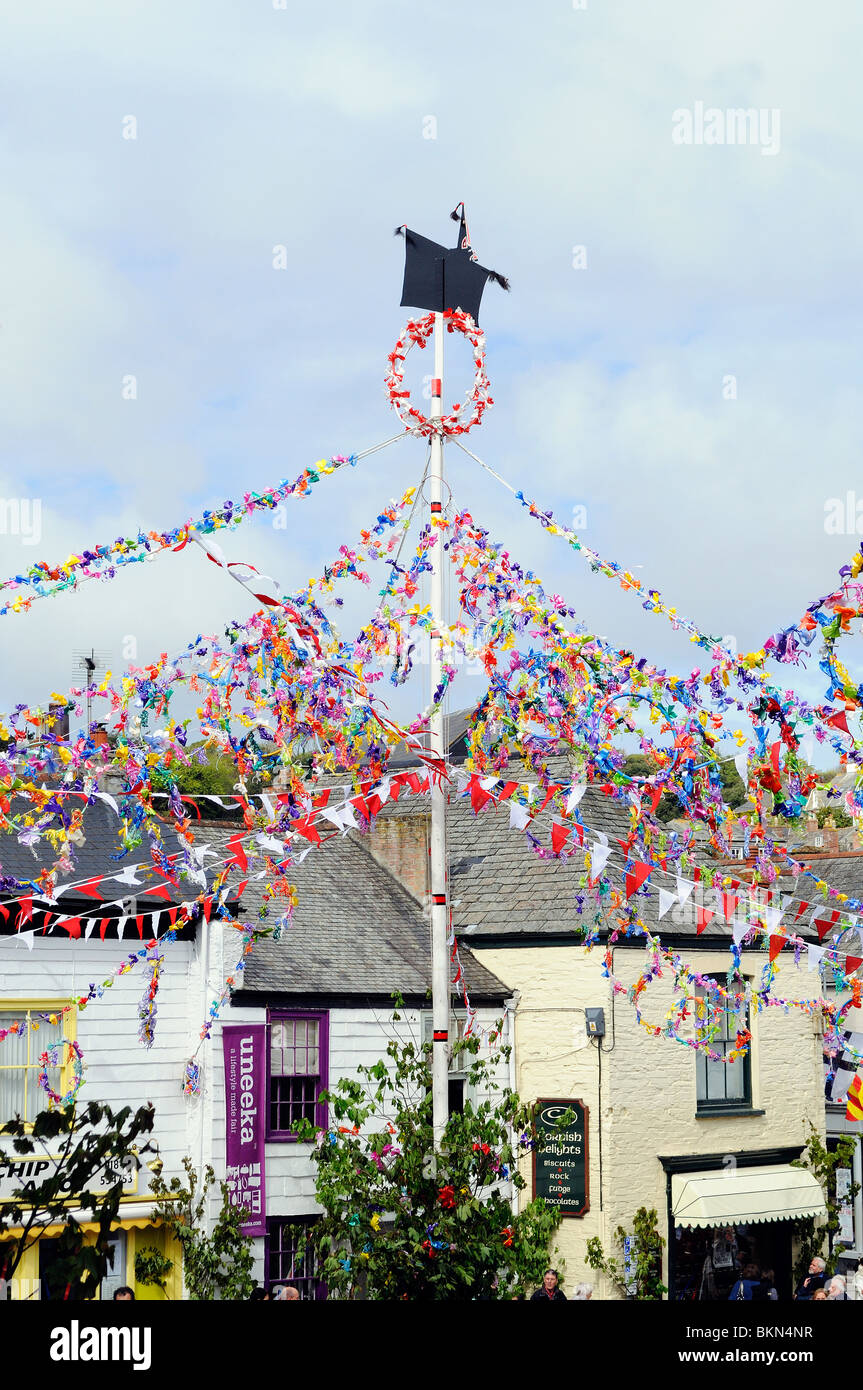 der geschmückten Maibaum am 'Obby Oss Day' in Padstow, Cornwall, uk Stockfoto