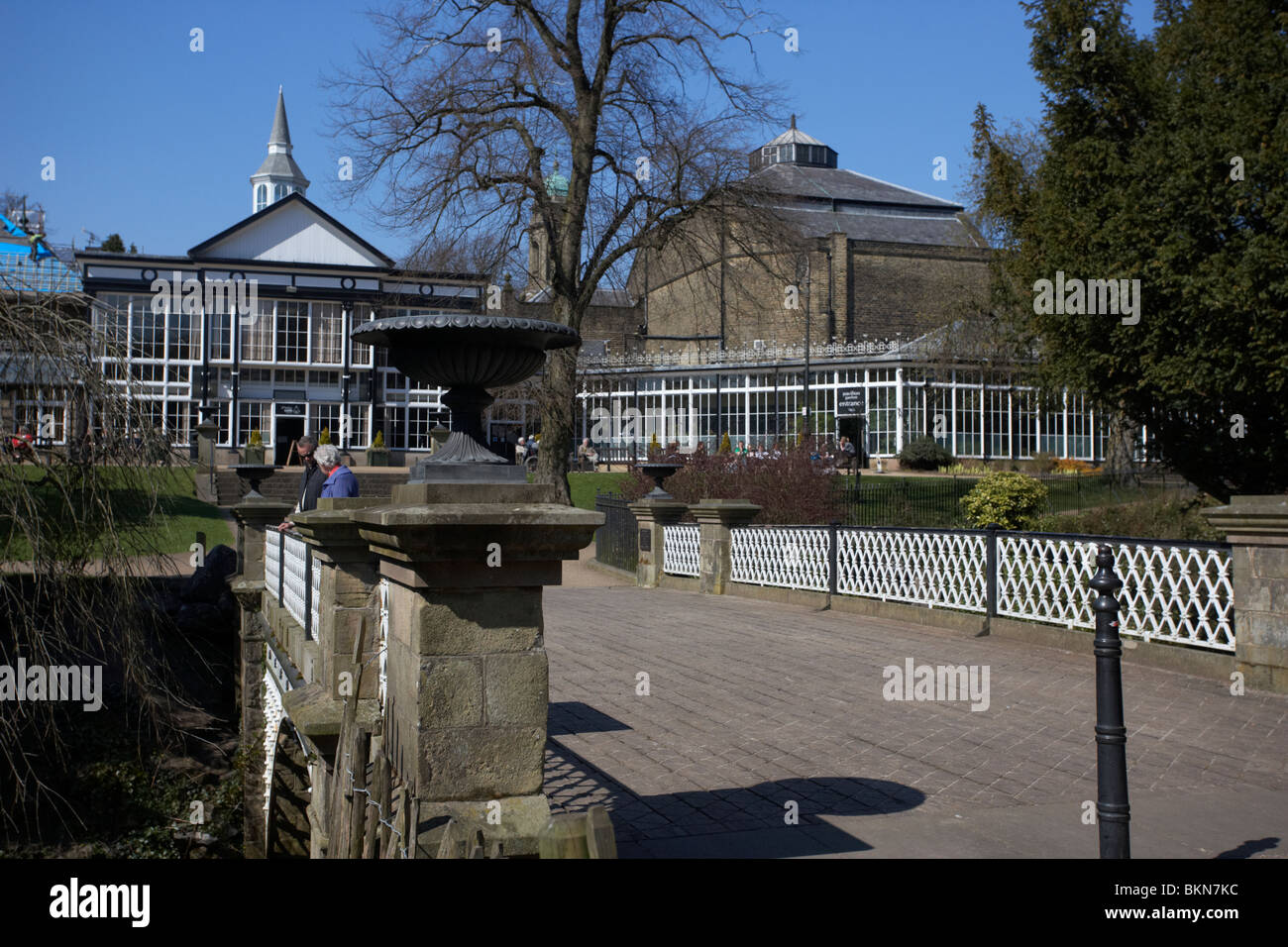 die Brücke im Pavillon Garten Buxton Derbyshire England UK Stockfoto