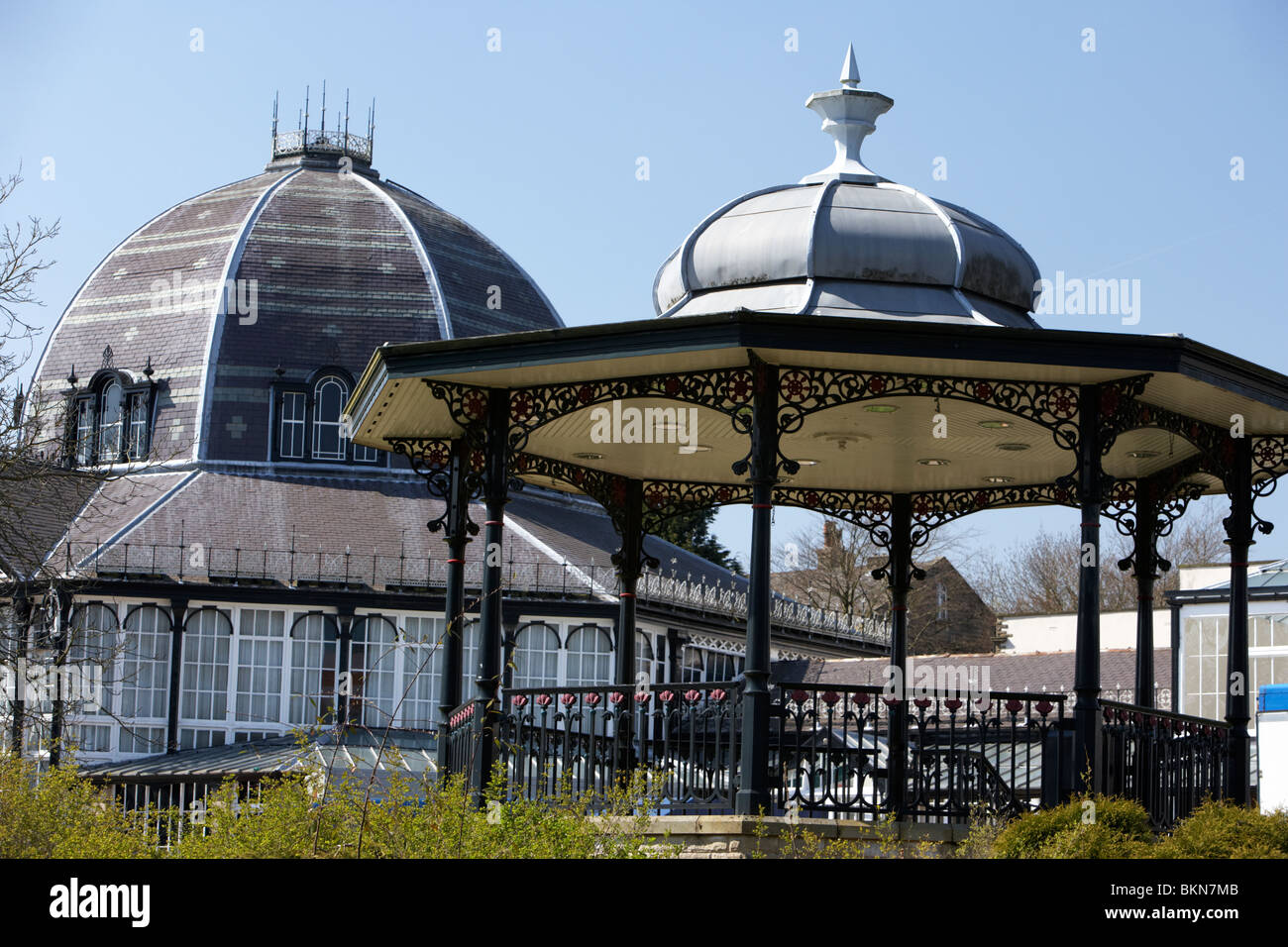 viktorianische Musikpavillon und Pavillon im Garten Pavillon Buxton Derbyshire England UK Stockfoto