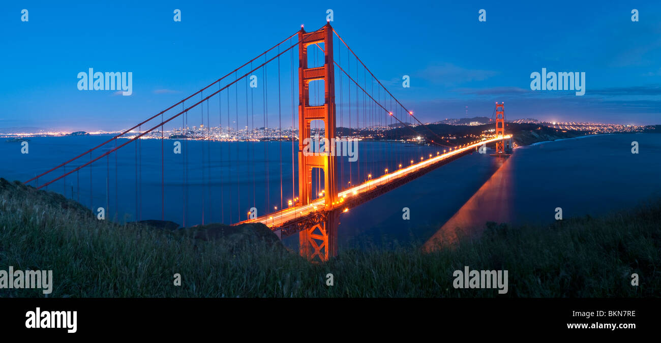 Panorama von der Golden Gate Bridge in San Francisco, Kalifornien während des Sonnenuntergangs. Langzeitbelichtung Bild. Stockfoto