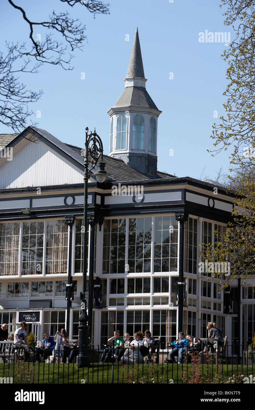 Menschen an einem Tag im Pavillon im Garten Pavillon Buxton Derbyshire England UK Stockfoto