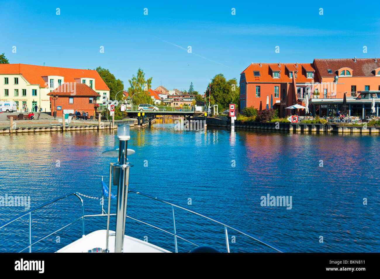 Bug der Yacht nähert sich drehen-Brücke bei der Stadt Malchow, Petersdorfer See, Mecklenburg-Vorpommern, Deutschland Stockfoto