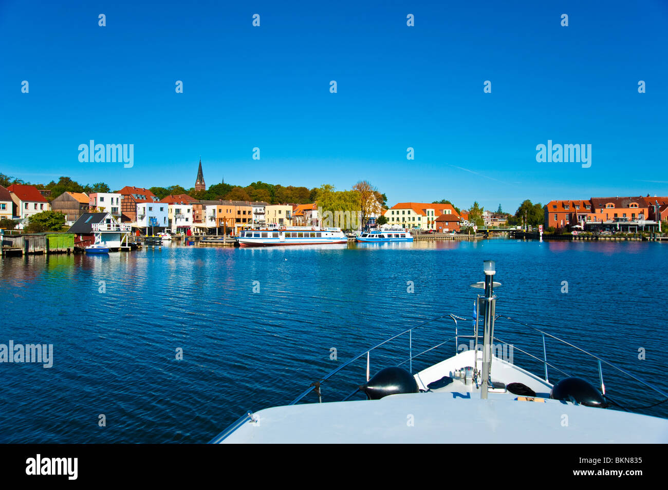 Bug der Yacht nähert sich drehen-Brücke bei der Stadt Malchow, Petersdorfer See, Mecklenburg-Vorpommern, Deutschland Stockfoto