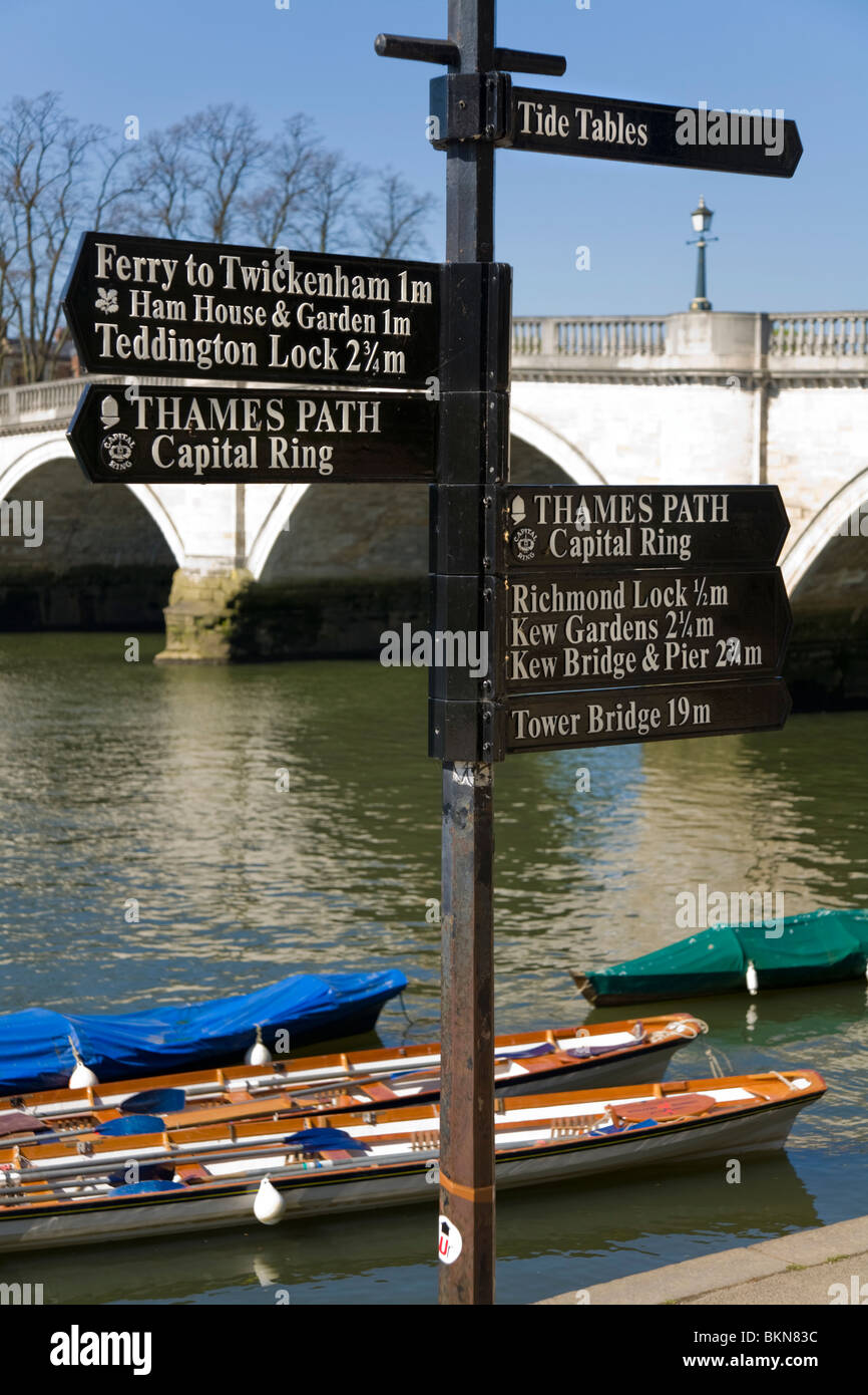 Laternenpfahl mit Wegweiser / Schilder für Thames Path; Hauptstadt-Ring; Twickenham. Nr Richmond Bridge, Richmond upon Thames. VEREINIGTES KÖNIGREICH. Stockfoto