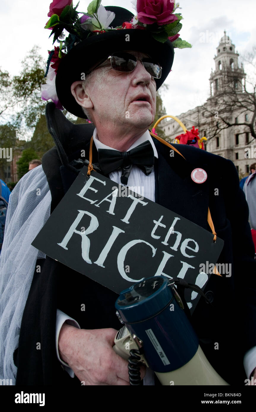 Mayday Kernschmelze London 2010 Demokratie Dorf zieht in Parliament Square Stockfoto