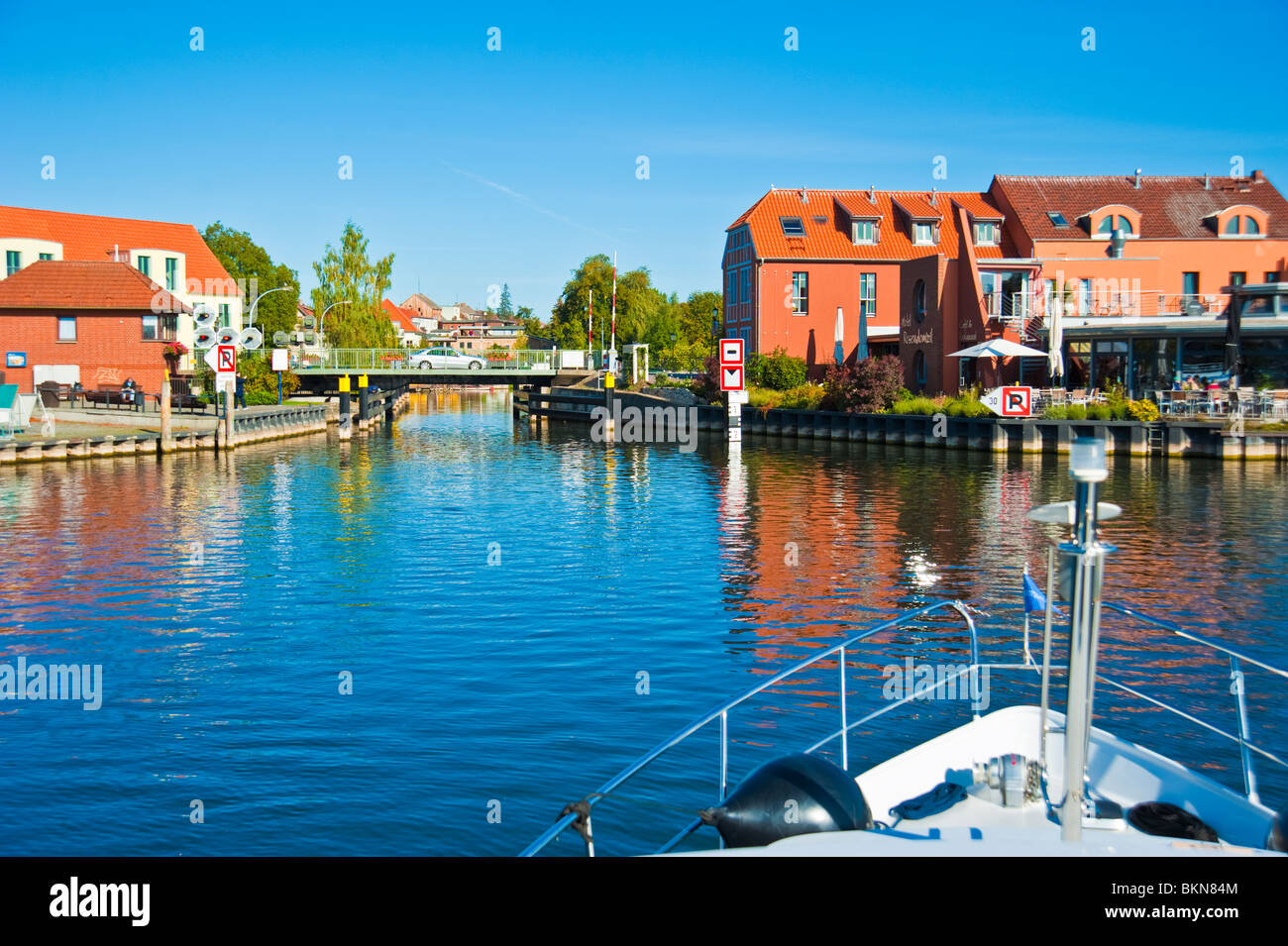 Bug der Yacht nähert sich drehen-Brücke bei der Stadt Malchow, Petersdorfer See, Mecklenburg-Vorpommern, Deutschland Stockfoto