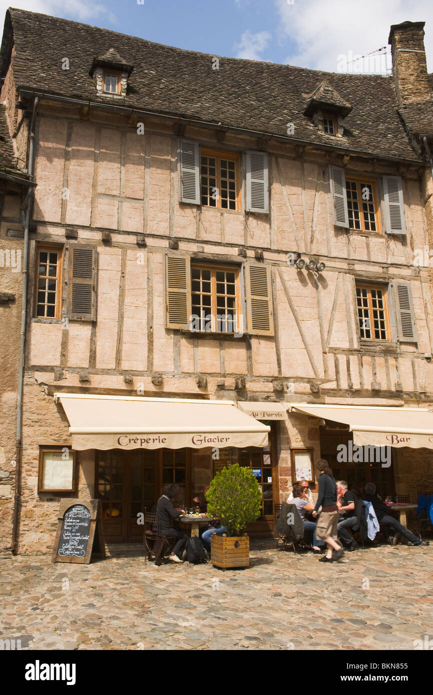 Wunderschöne mittelalterliche romanische Architektur in Place de L'Eglise in der alten Stadt von Conques Aveyron Midi-Pyrenäen-Frankreich Stockfoto