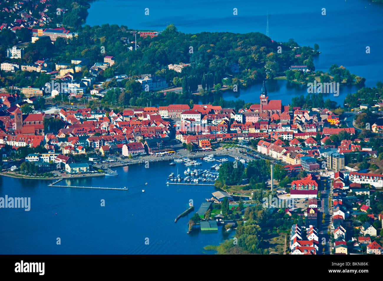 Aerial Foto der alten Stadt des Warener Müritz mit Booten und Yachten im Hafen und Yachthafen, Mecklenburg Vorpommern, Deutschland Stockfoto