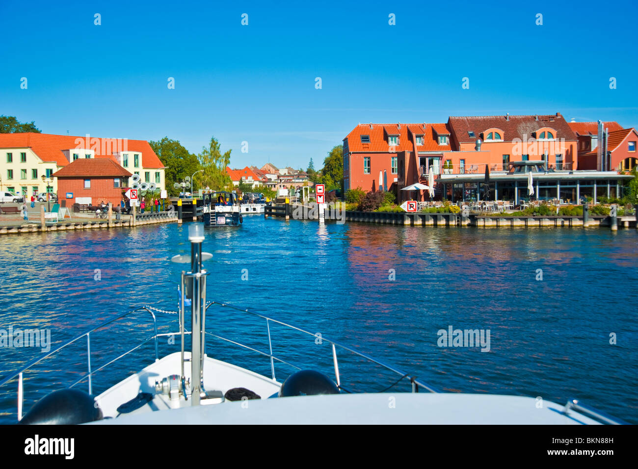 Bug der Yacht nähert sich drehen-Brücke bei der Stadt Malchow, Petersdorfer See, Mecklenburg-Vorpommern, Deutschland Stockfoto