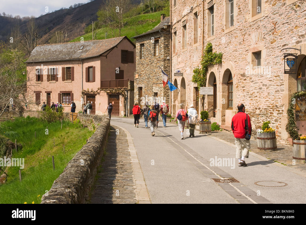 Schöne alte romanische und Renaissance-Gebäude in Conques Aveyron Midi-Pyrenäen massiv Zentralfrankreich Stockfoto