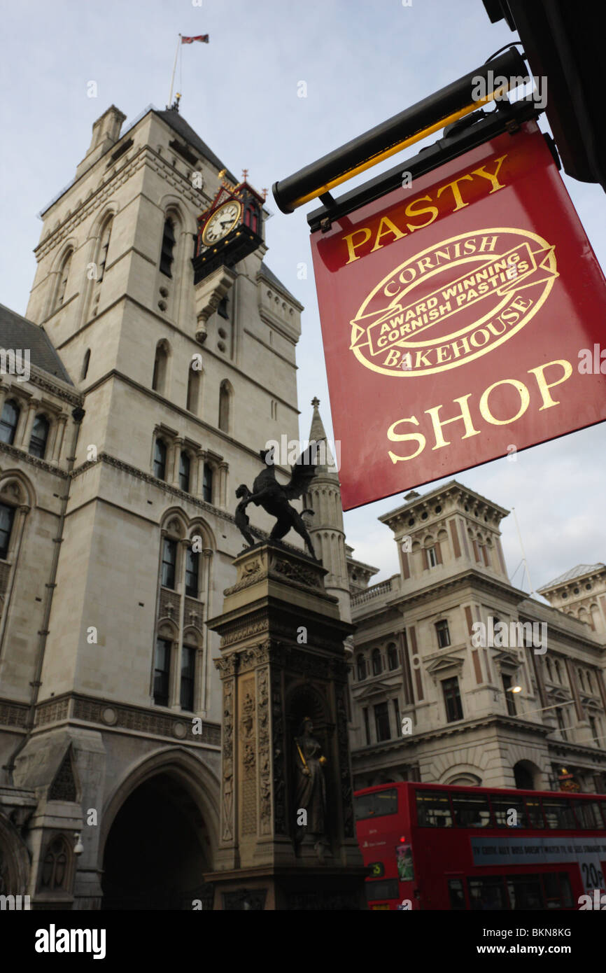 Der Uhrturm von den Royal Courts of Justice überwacht das Temple Bar Memorial in Londons Strang Kreuzung der Fleet Street. Stockfoto