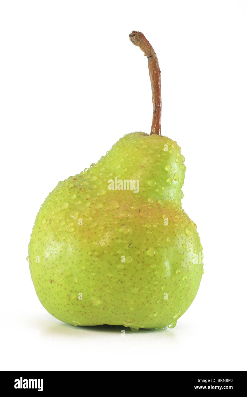 Grüne Birne mit Tropfen auf dem weißen Hintergrund isoliert Stockfoto