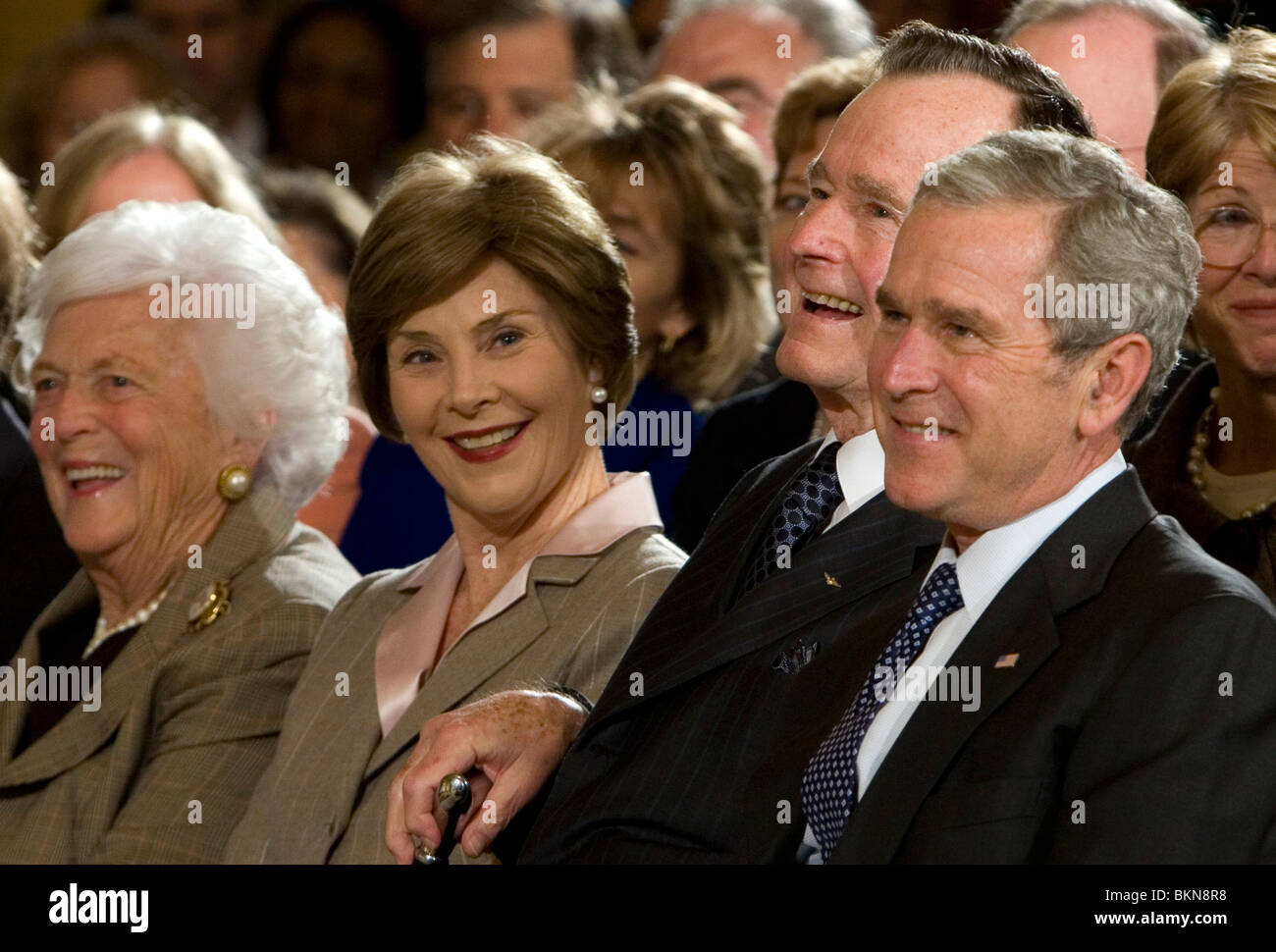 Präsident George w. Bush, der ehemalige Präsident George Bush und First Lady Laura Bush ehemalige First Lady Barbara Bush. Stockfoto