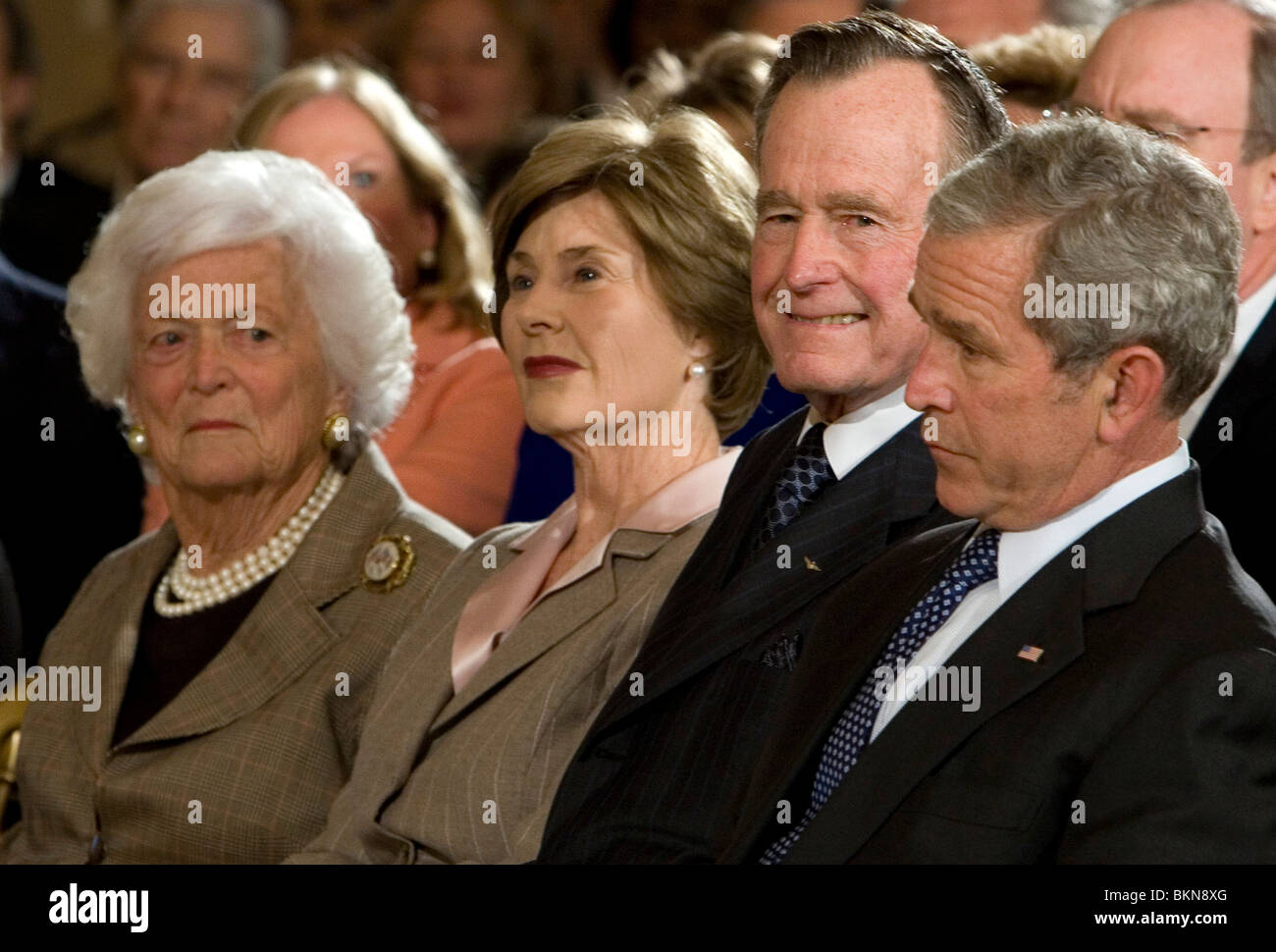 Präsident George w. Bush, der ehemalige Präsident George Bush und First Lady Laura Bush ehemalige First Lady Barbara Bush. Stockfoto