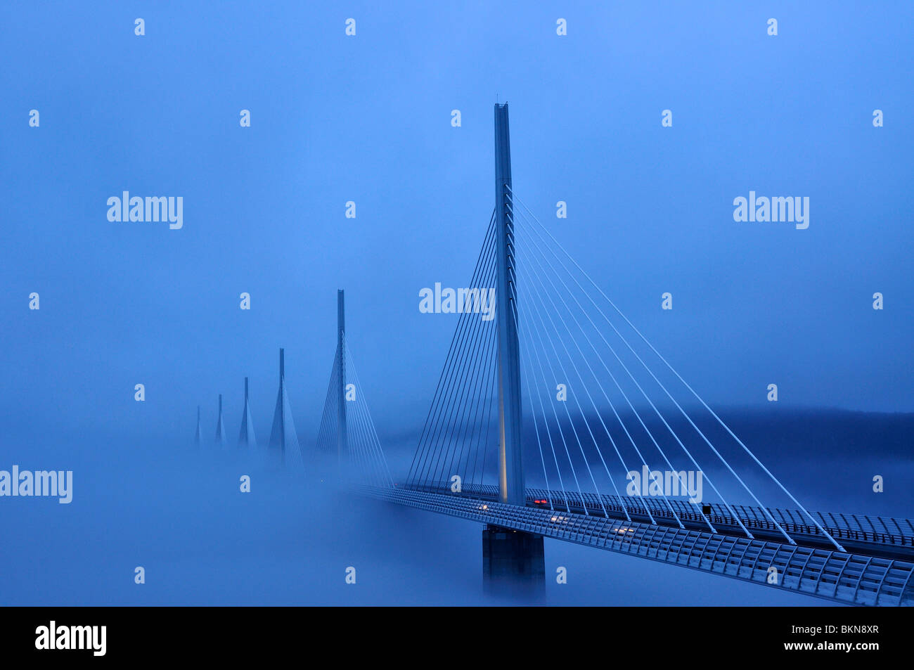 Millau-Viadukt Viaduc in Wolken und Nebel Stockfoto