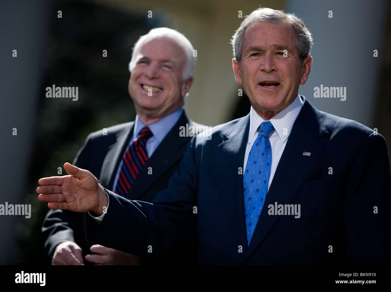 Präsident George w. Bush befürwortet Senator John McCain bei den Präsidentschaftswahlen 2008. Stockfoto